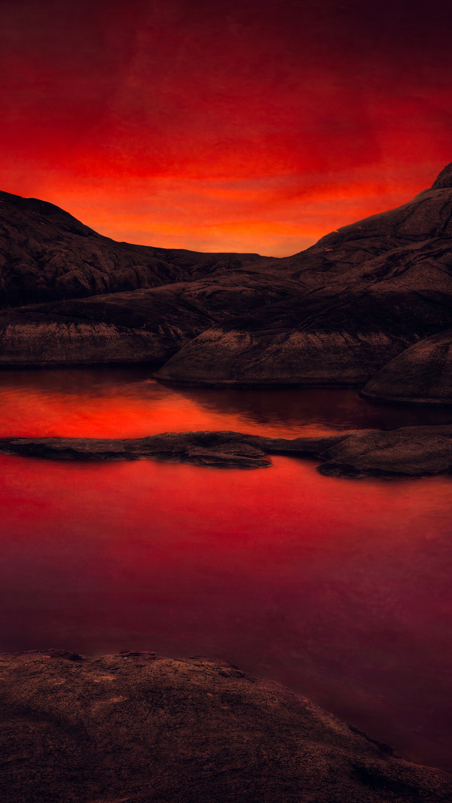 Montagne Rocheuse Brune à Côté du Lac Pendant le Coucher du Soleil. Wallpaper in 1440x2560 Resolution