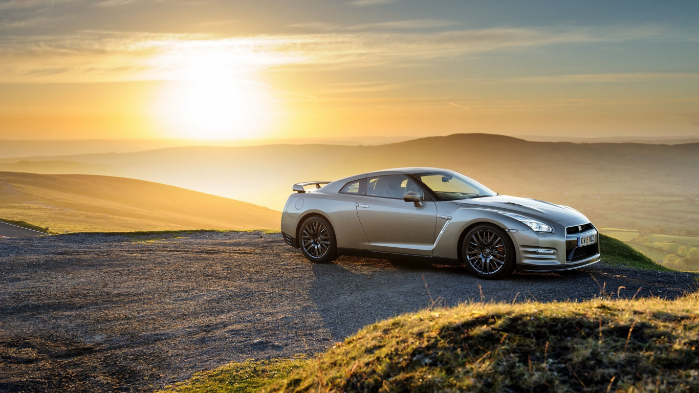 Silberne Limousine Auf Braunem Sand Bei Sonnenuntergang. Wallpaper in 1366x768 Resolution