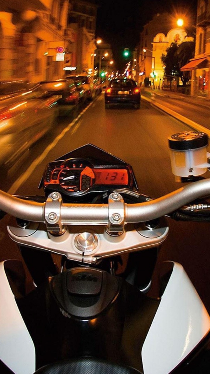 Schwarzes Und Silbernes Motorrad Unterwegs Während Der Nacht. Wallpaper in 720x1280 Resolution