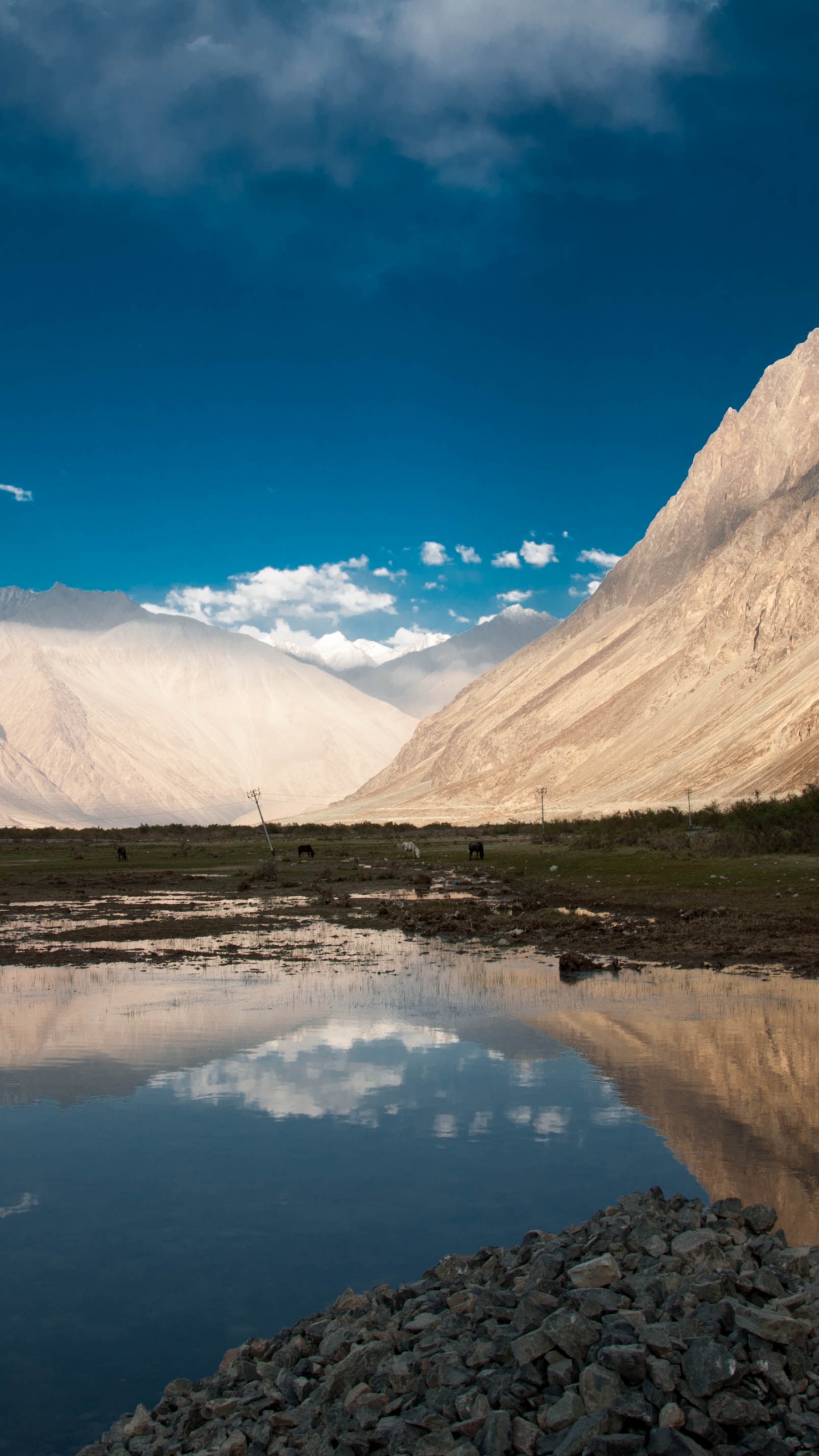 Lago en Medio de Las Montañas Bajo un Cielo Azul. Wallpaper in 1440x2560 Resolution