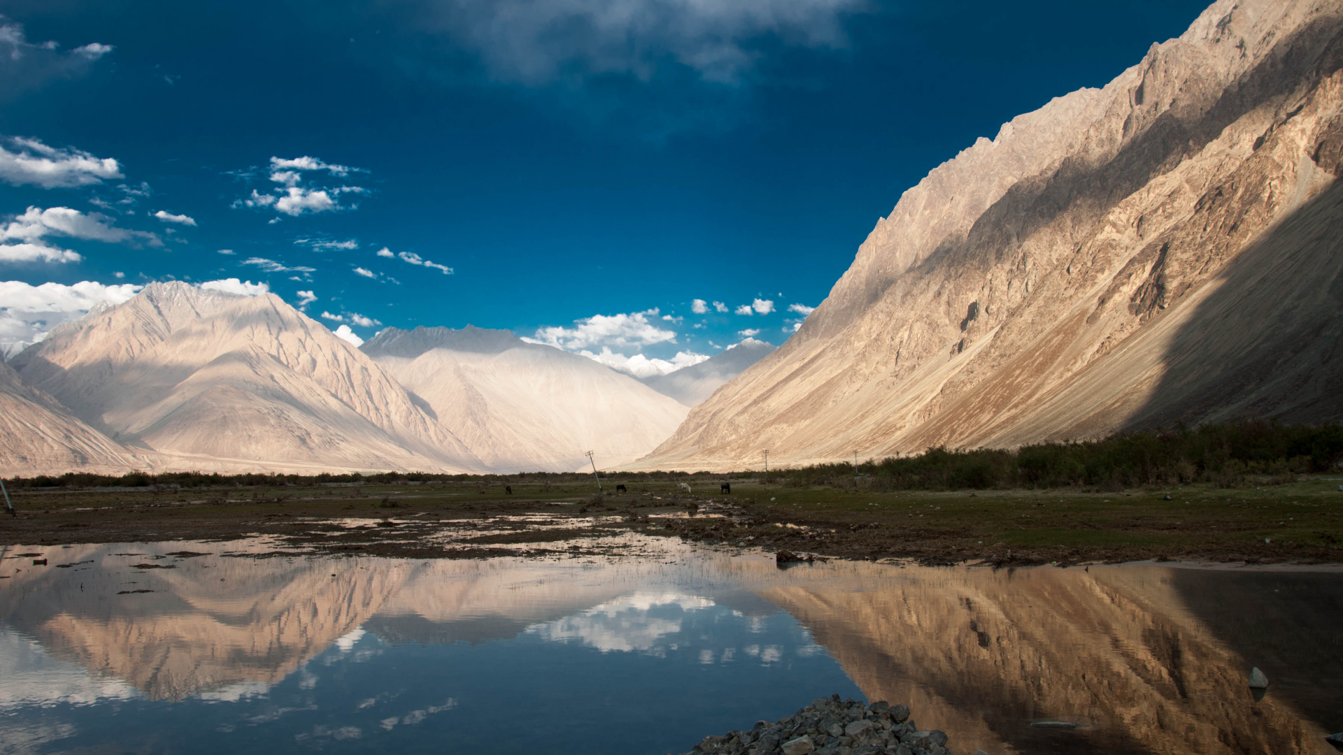 See Inmitten Der Berge Unter Blauem Himmel. Wallpaper in 1920x1080 Resolution