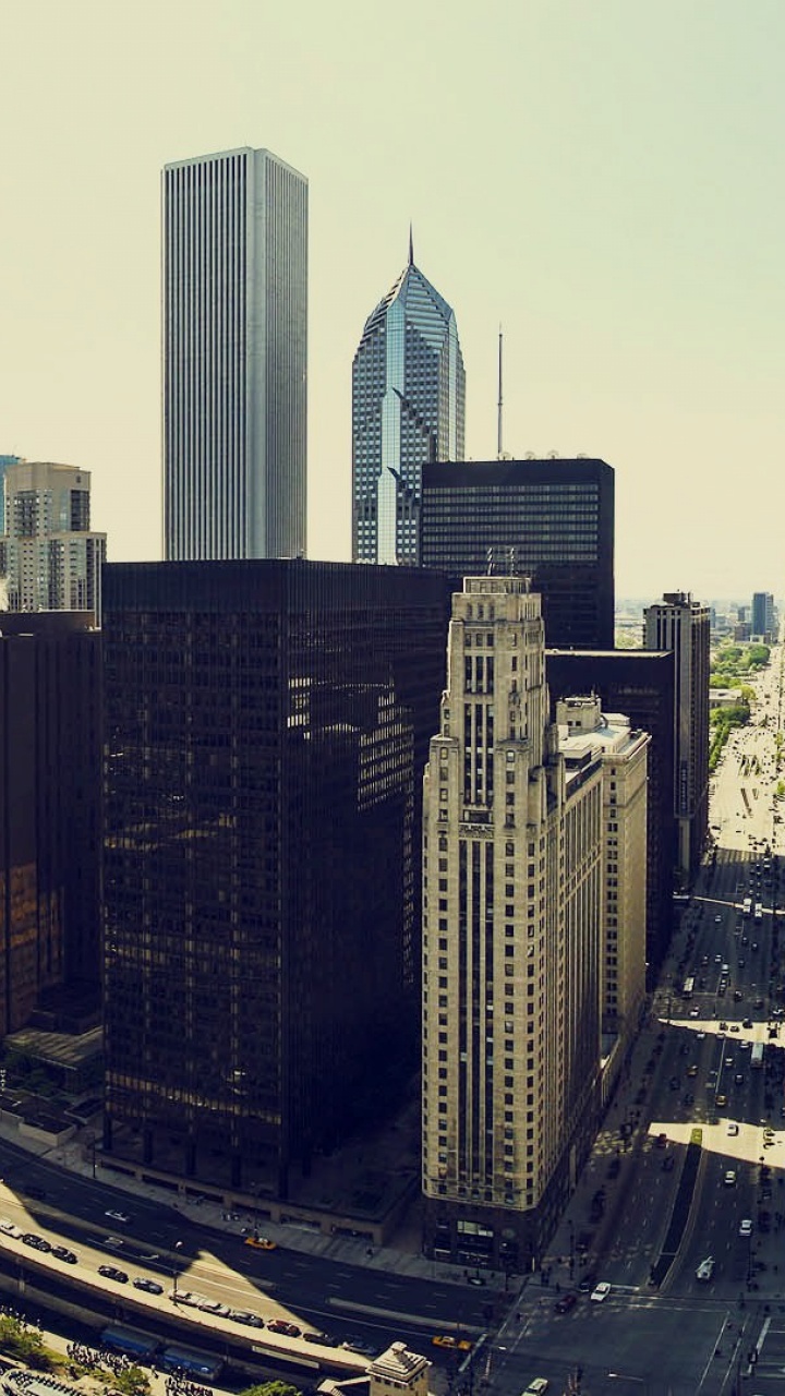 Edificios de la Ciudad Bajo el Cielo Blanco Durante el Día. Wallpaper in 720x1280 Resolution