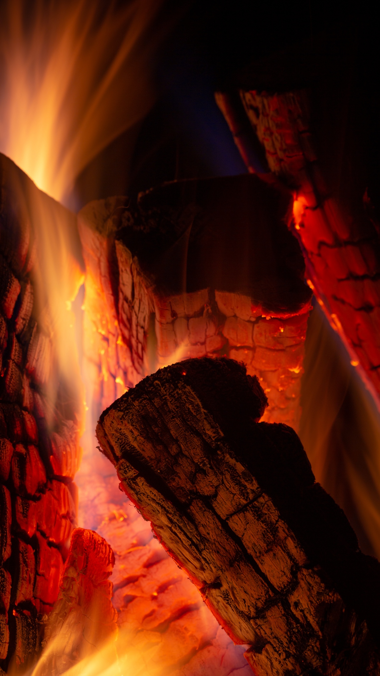 Braunes Holz Brennt in Flammen. Wallpaper in 1440x2560 Resolution