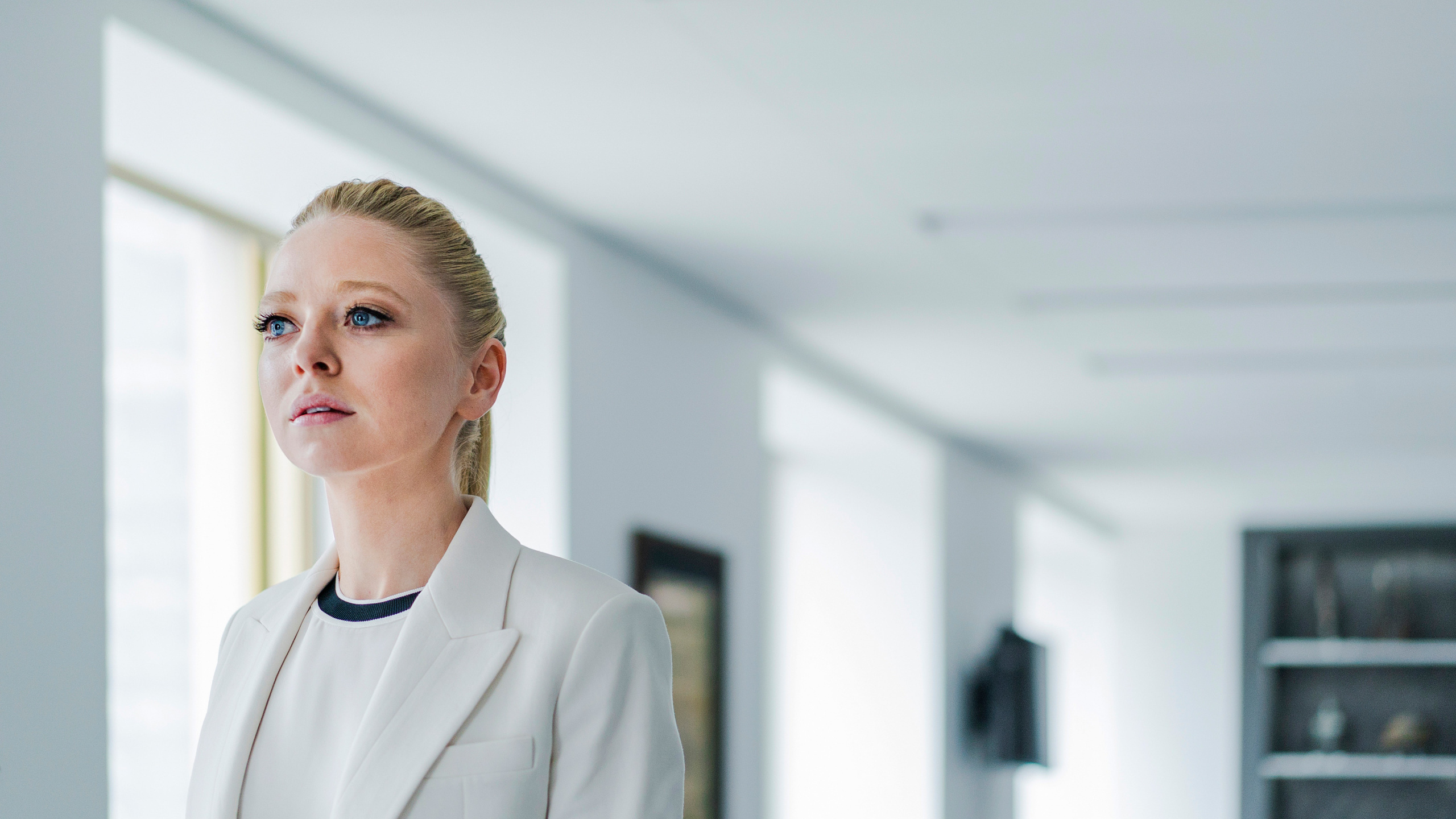Woman in White Blazer Standing. Wallpaper in 2560x1440 Resolution