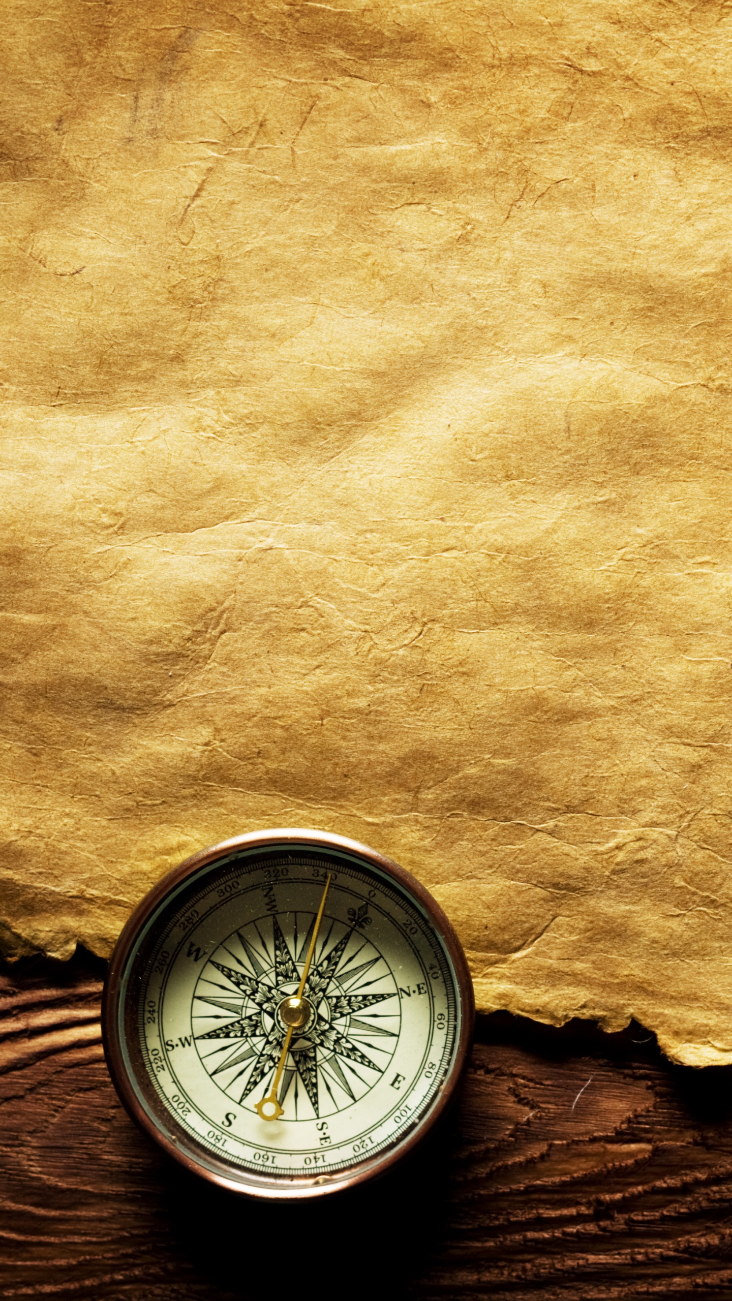 Reloj Analógico Redondo Plateado Sobre Textil Marrón. Wallpaper in 1440x2560 Resolution