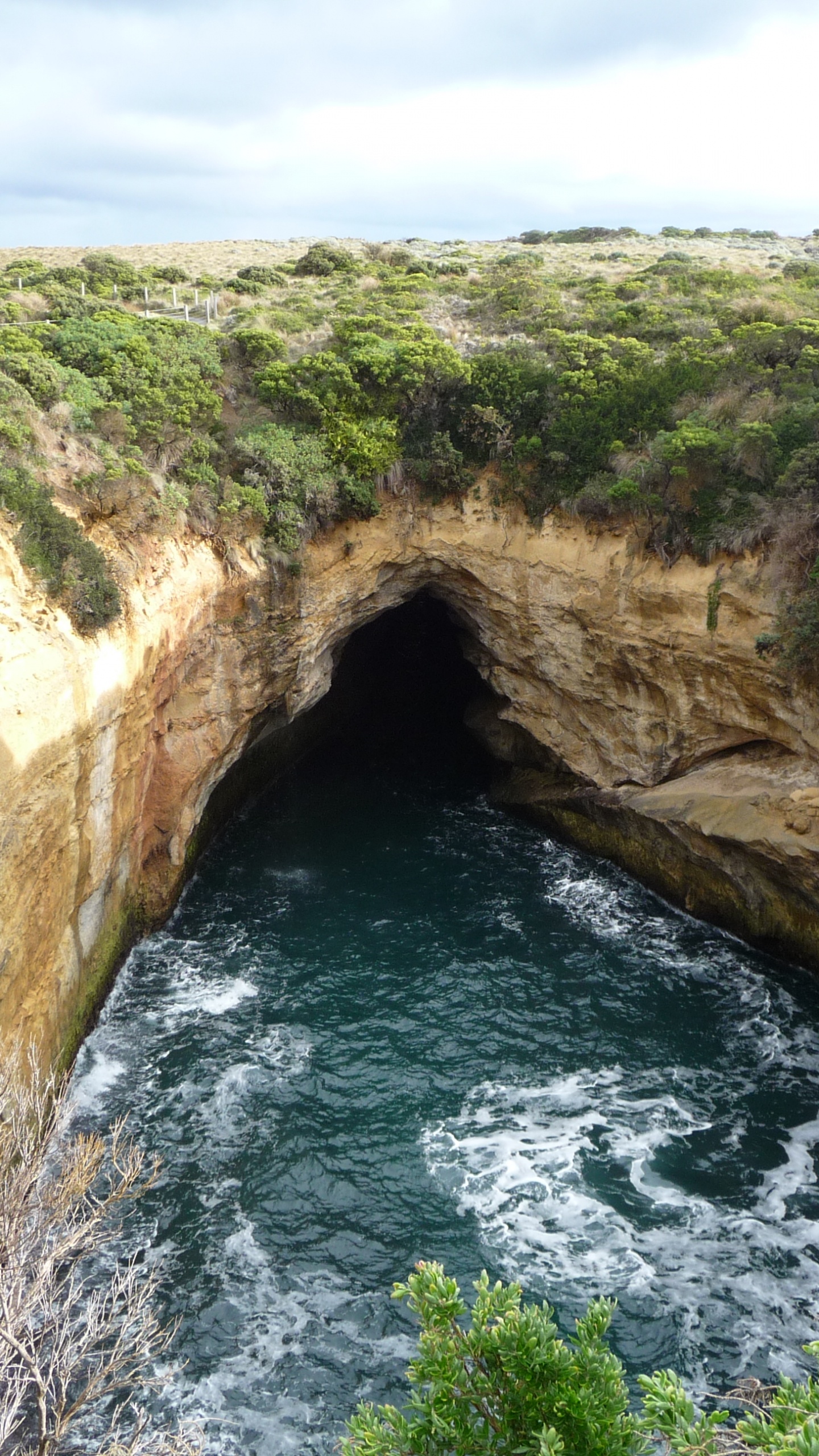 Formación de Roca Marrón Cerca Del Cuerpo de Agua Durante el Día.. Wallpaper in 1440x2560 Resolution