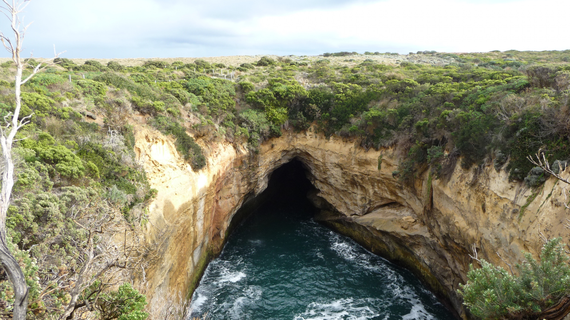 Formación de Roca Marrón Cerca Del Cuerpo de Agua Durante el Día.. Wallpaper in 1920x1080 Resolution