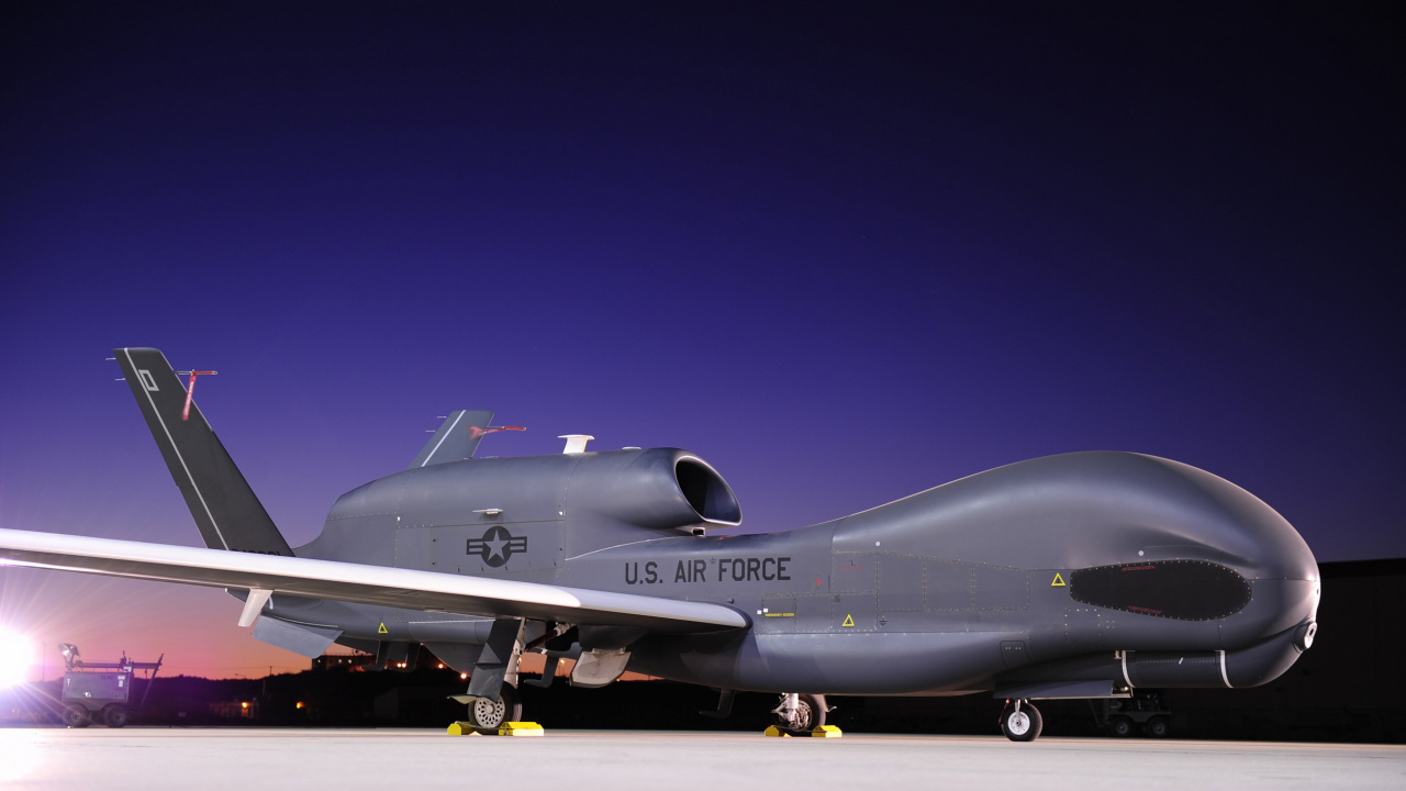 Graues Kampfflugzeug Unter Blauem Himmel Tagsüber. Wallpaper in 1280x720 Resolution