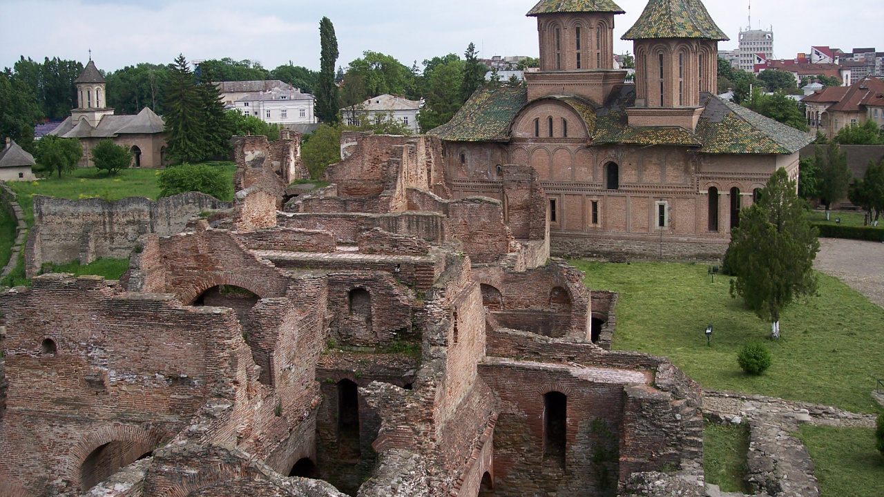 Braunes Betongebäude in Der Nähe Einer Grünen Wiese Tagsüber Field. Wallpaper in 1280x720 Resolution