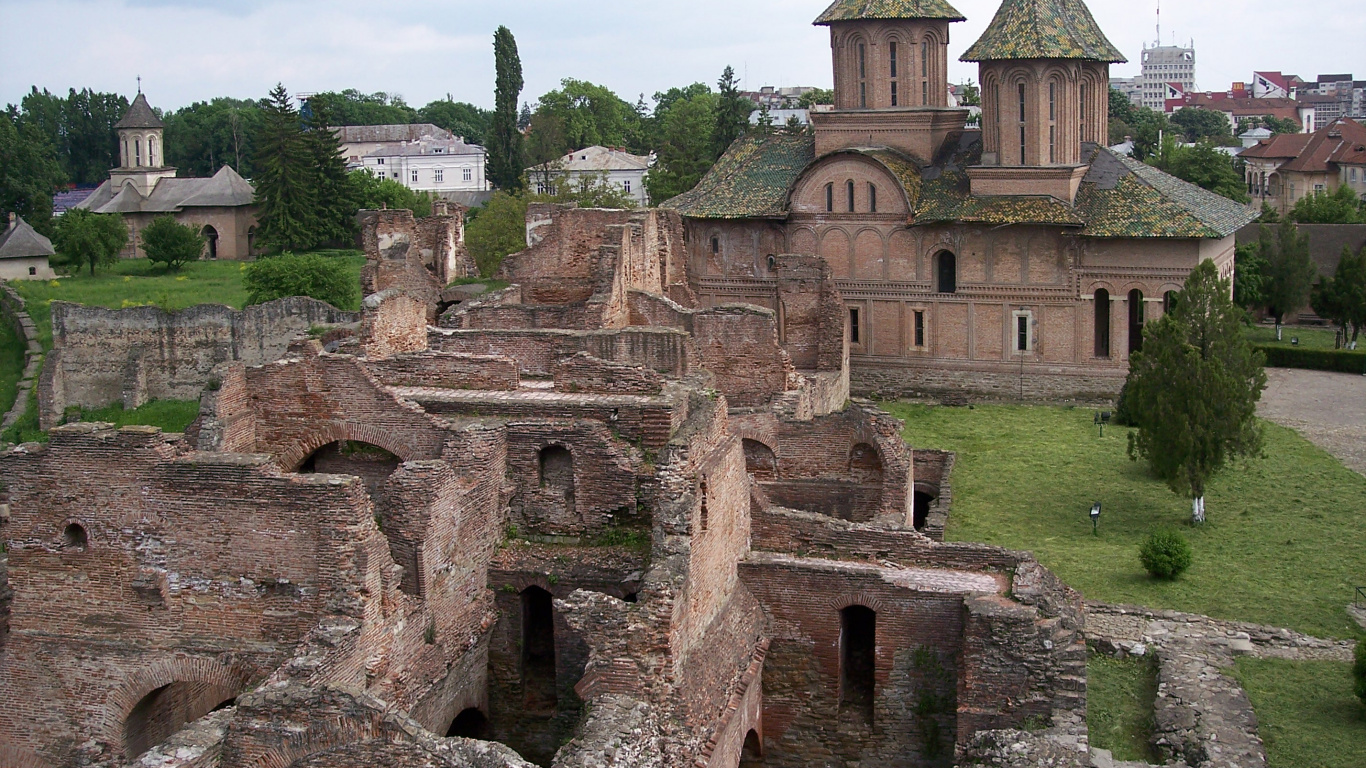 Braunes Betongebäude in Der Nähe Einer Grünen Wiese Tagsüber Field. Wallpaper in 1366x768 Resolution