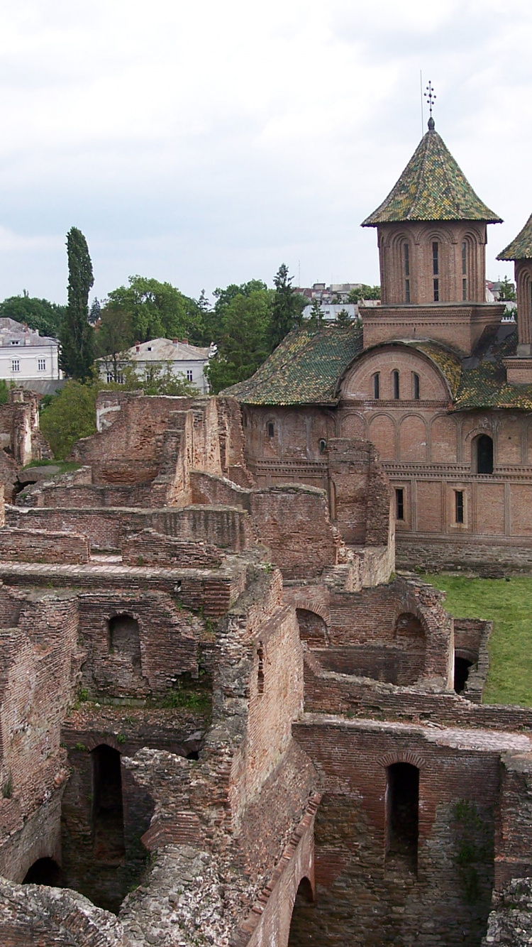 Braunes Betongebäude in Der Nähe Einer Grünen Wiese Tagsüber Field. Wallpaper in 750x1334 Resolution