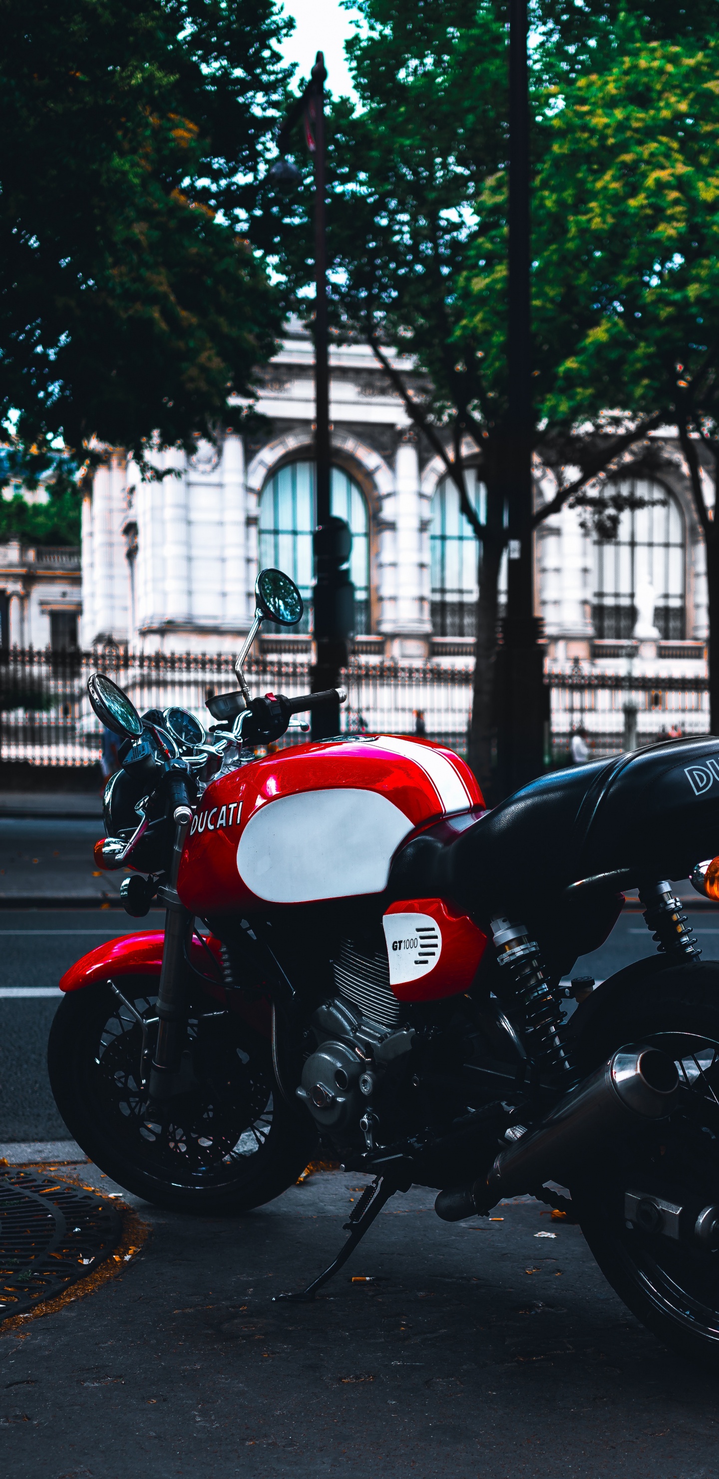 Moto Rouge et Noire Garée Sur le Trottoir Pendant la Journée. Wallpaper in 1440x2960 Resolution