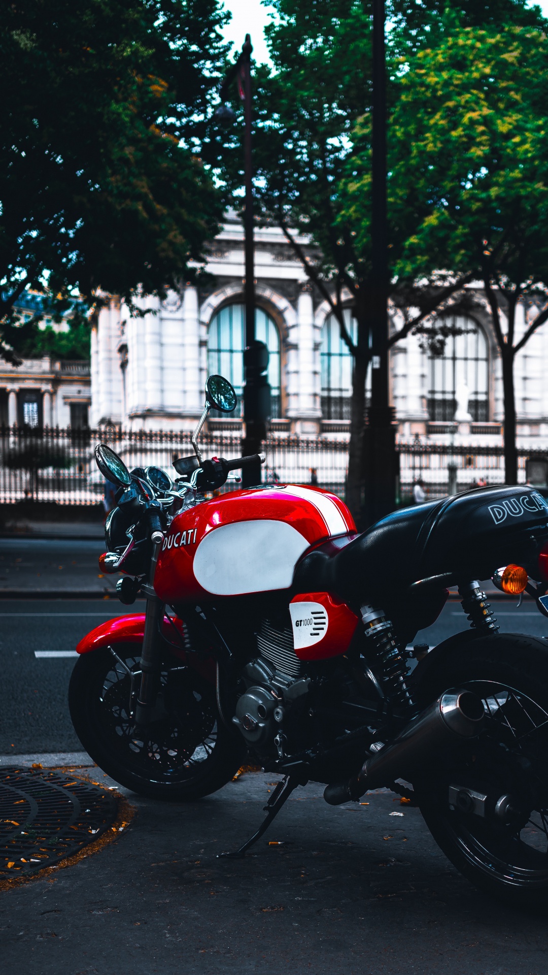 Rotes Und Schwarzes Motorrad, Das Tagsüber Auf Dem Bürgersteig Geparkt Ist. Wallpaper in 1080x1920 Resolution