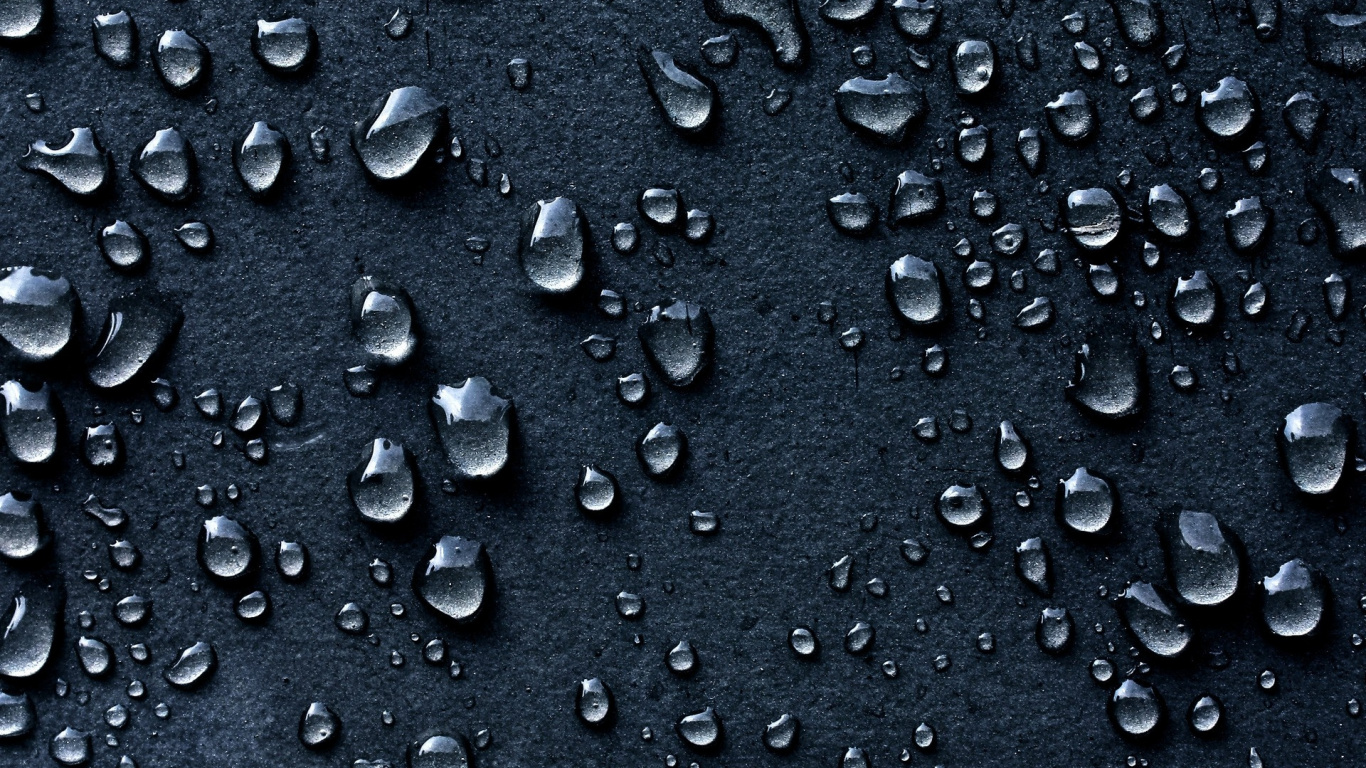 Gouttes D'eau Sur Une Surface Noire. Wallpaper in 1366x768 Resolution