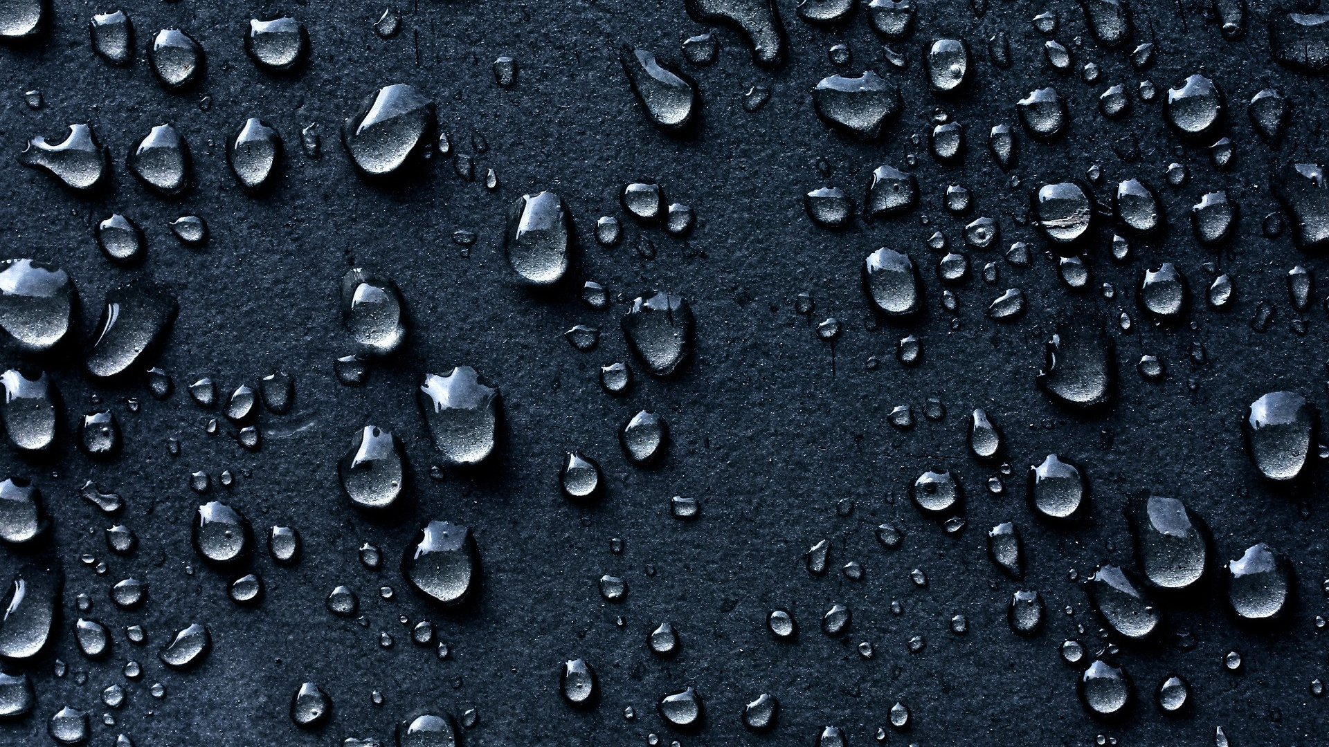 Gouttes D'eau Sur Une Surface Noire. Wallpaper in 1920x1080 Resolution