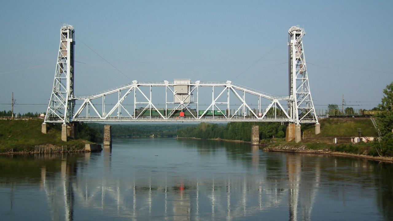 Gray Metal Bridge Over River. Wallpaper in 1280x720 Resolution