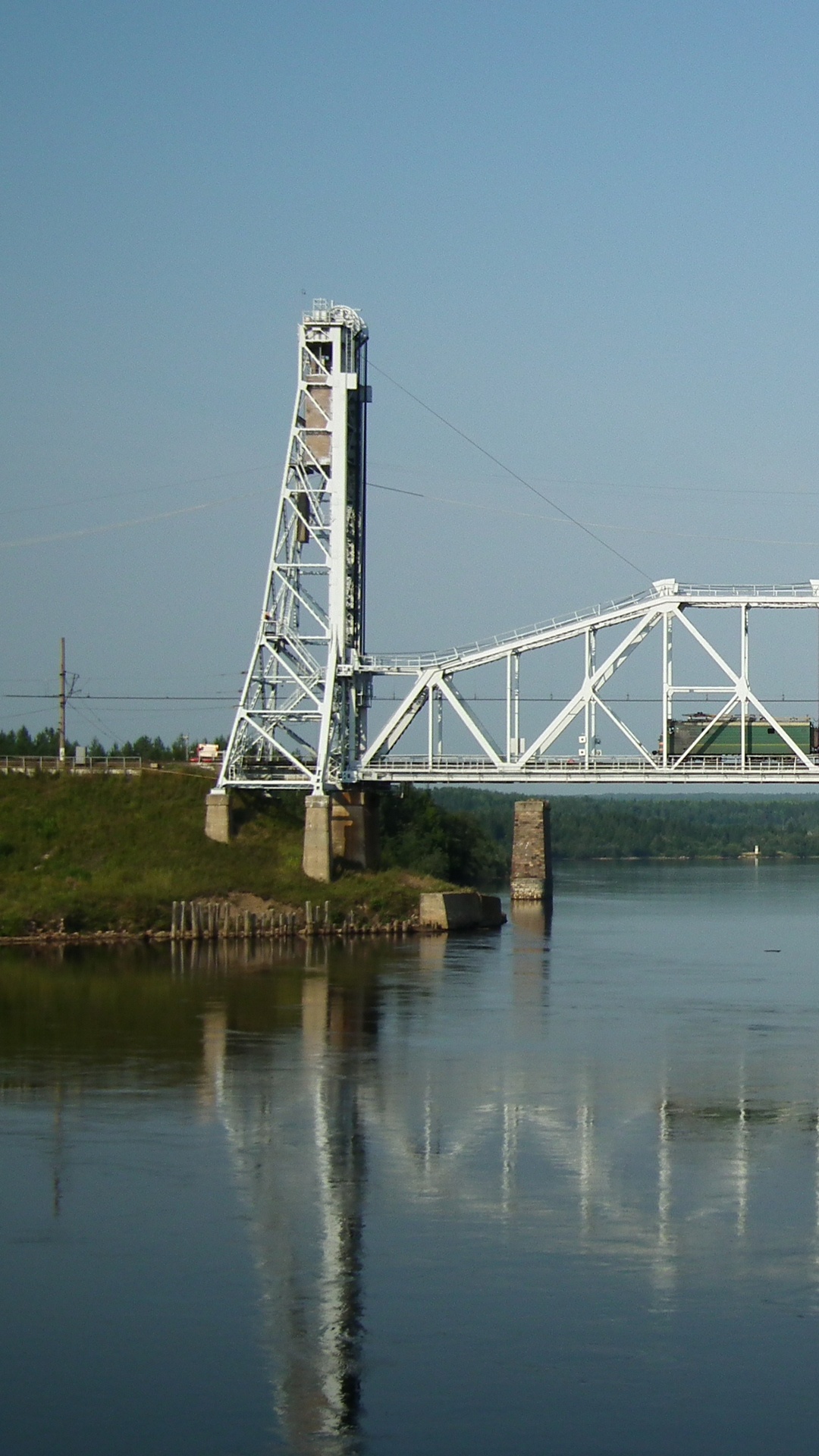 Pont en Métal Gris Au-dessus de la Rivière. Wallpaper in 1080x1920 Resolution
