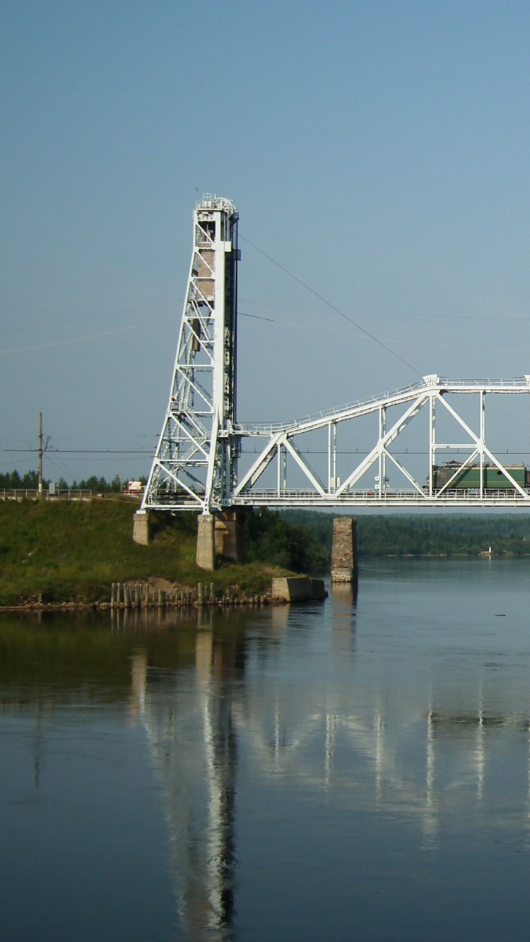 Pont en Métal Gris Au-dessus de la Rivière. Wallpaper in 750x1334 Resolution