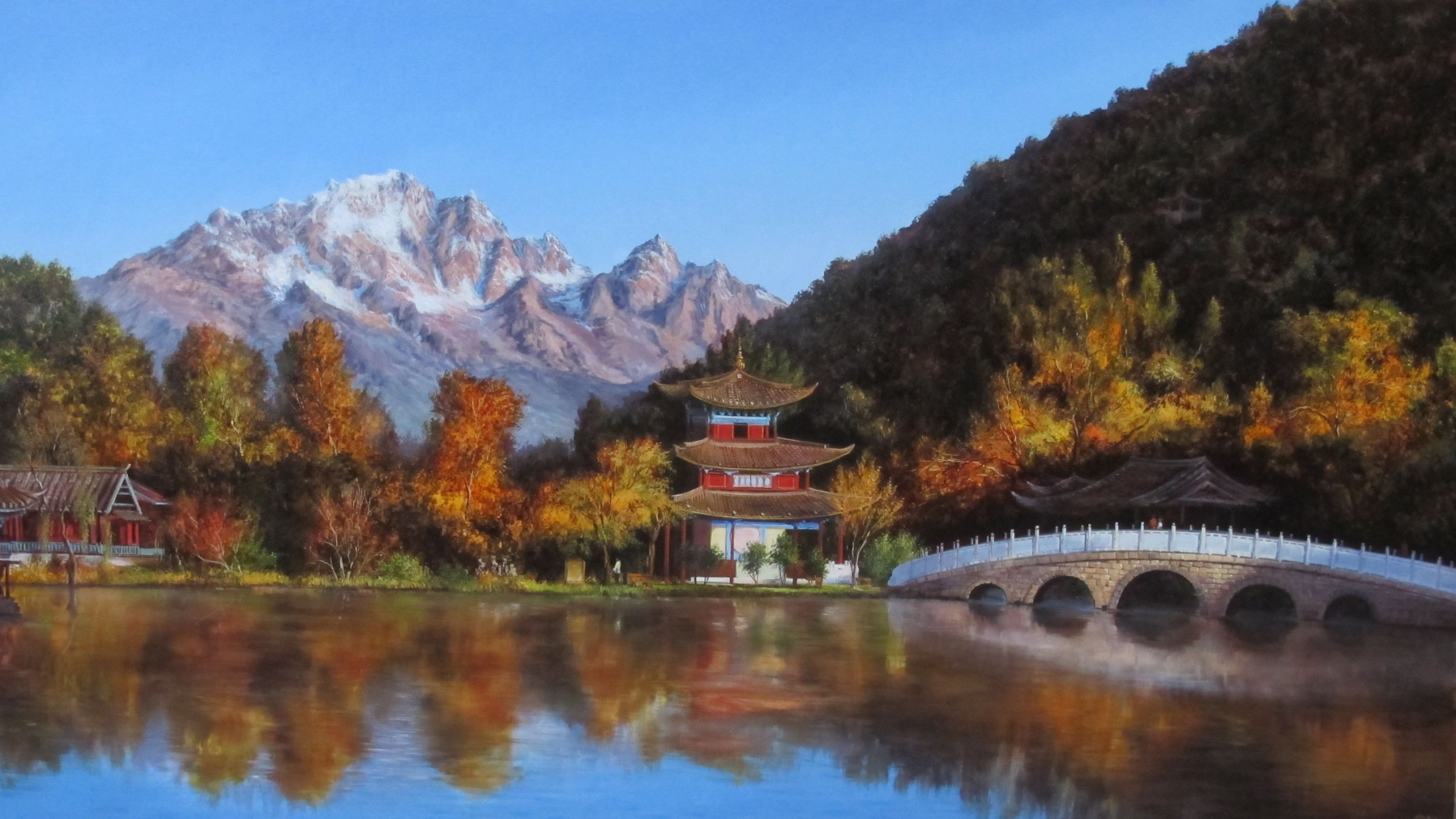 Brown and White House Near Lake and Trees. Wallpaper in 2560x1440 Resolution