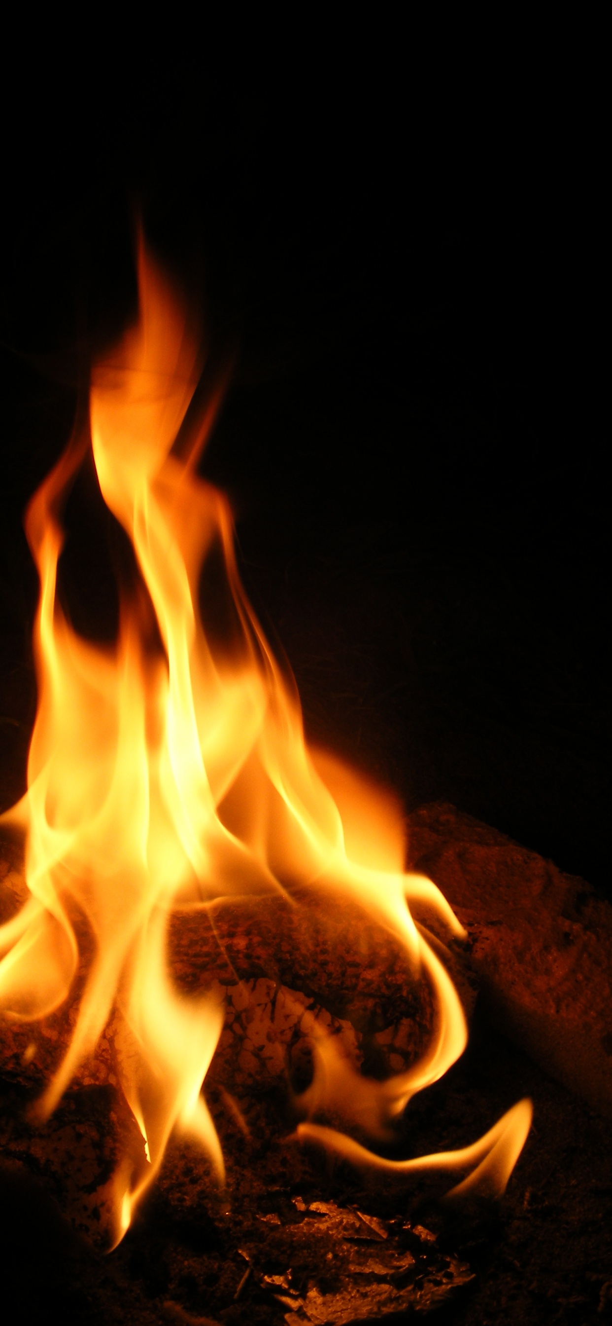 Fuego en la Oscuridad Durante la Noche. Wallpaper in 1242x2688 Resolution