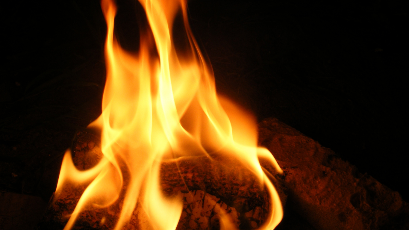 Feuer im Dunkeln Während Der Nacht. Wallpaper in 1366x768 Resolution