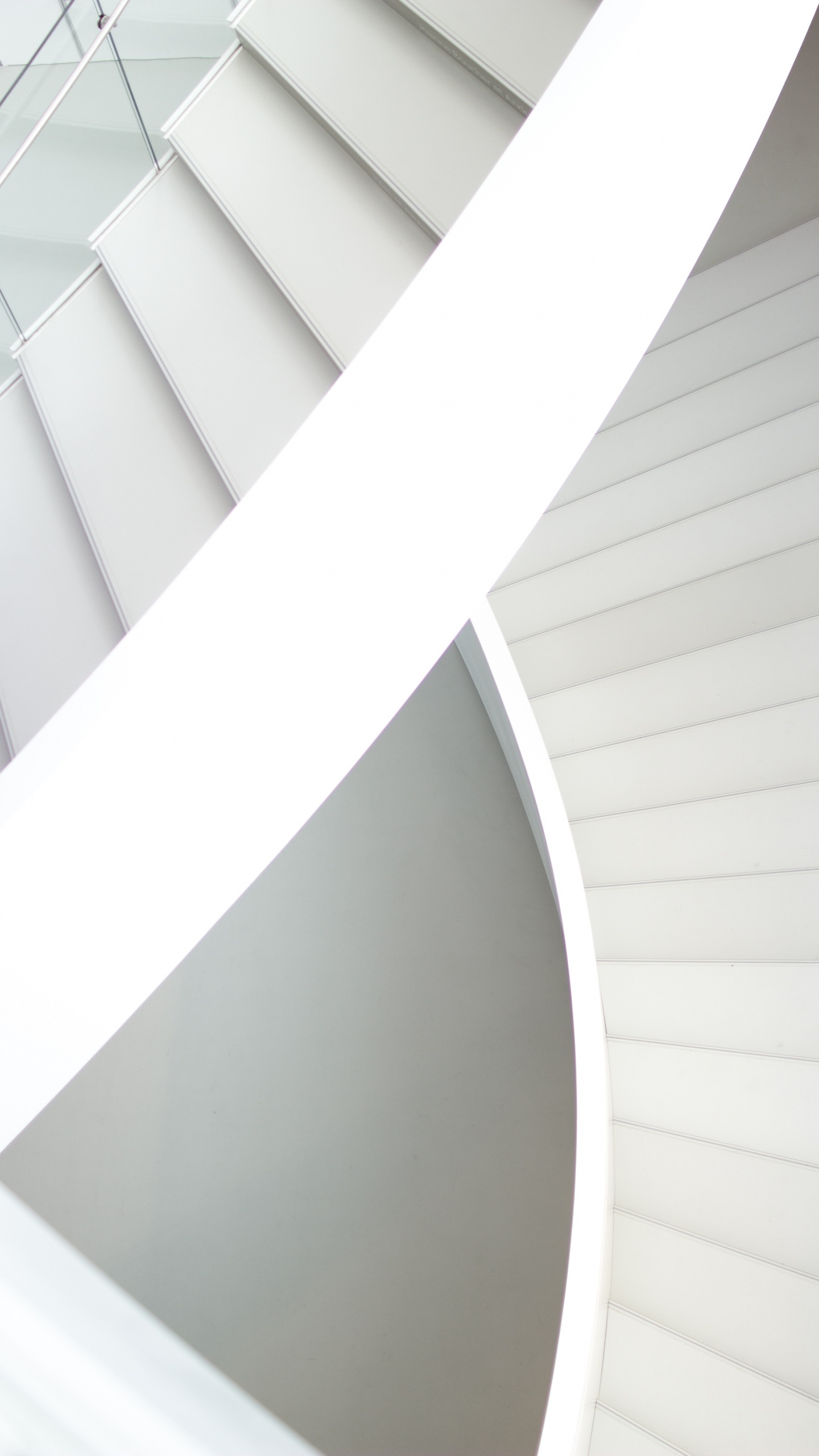 Escalier en Colimaçon en Béton Blanc Pendant la Journée. Wallpaper in 1440x2560 Resolution