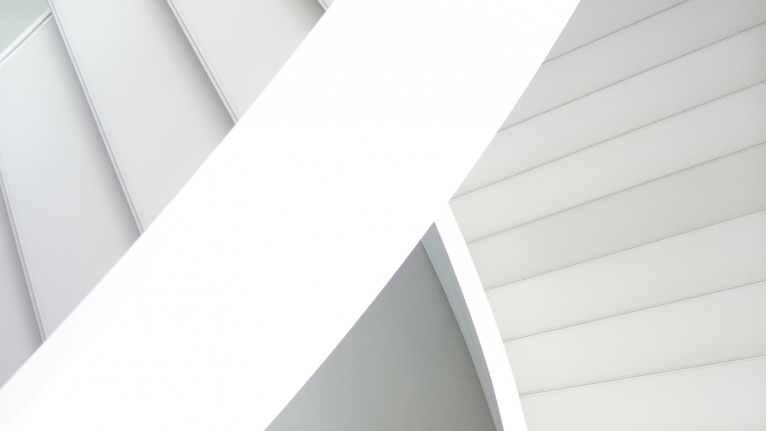 Escalier en Colimaçon en Béton Blanc Pendant la Journée. Wallpaper in 2560x1440 Resolution