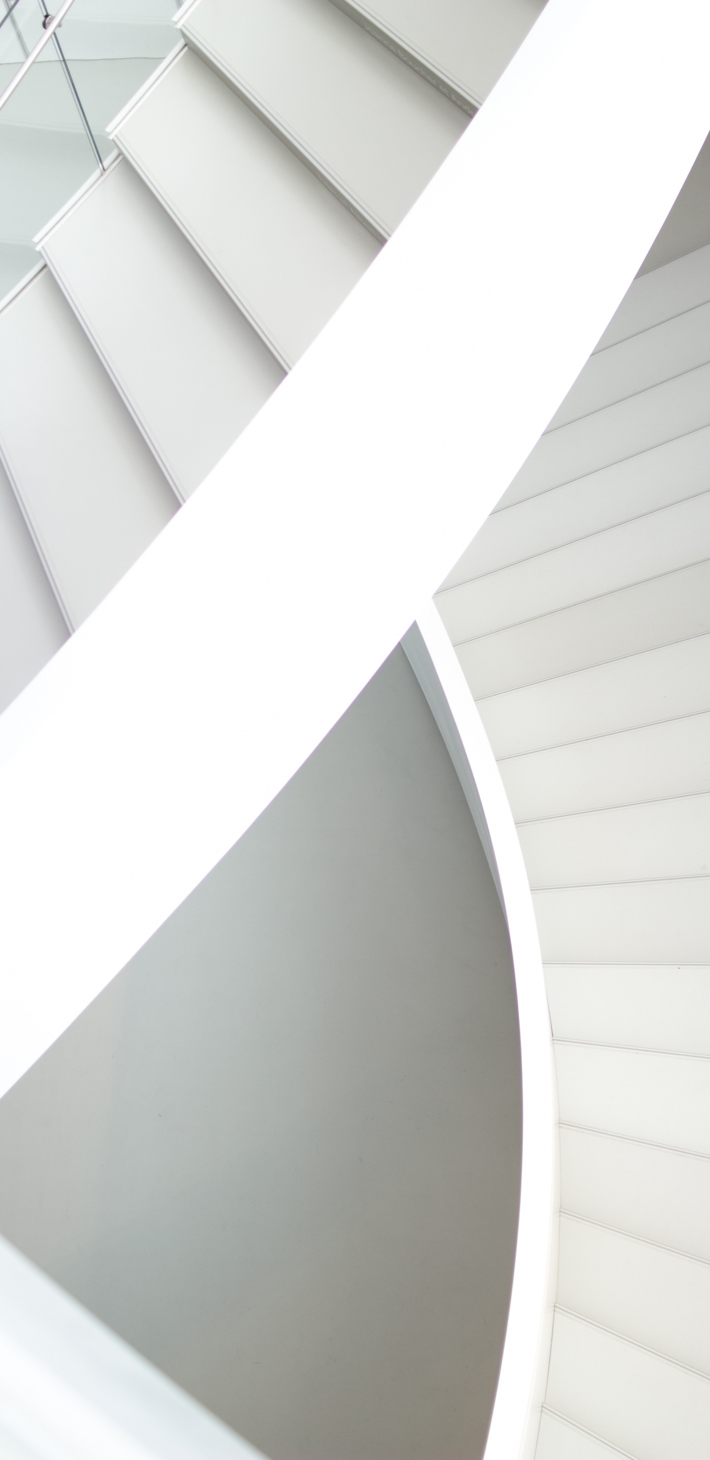 Weiße Betonwendeltreppe Tagsüber. Wallpaper in 1440x2960 Resolution