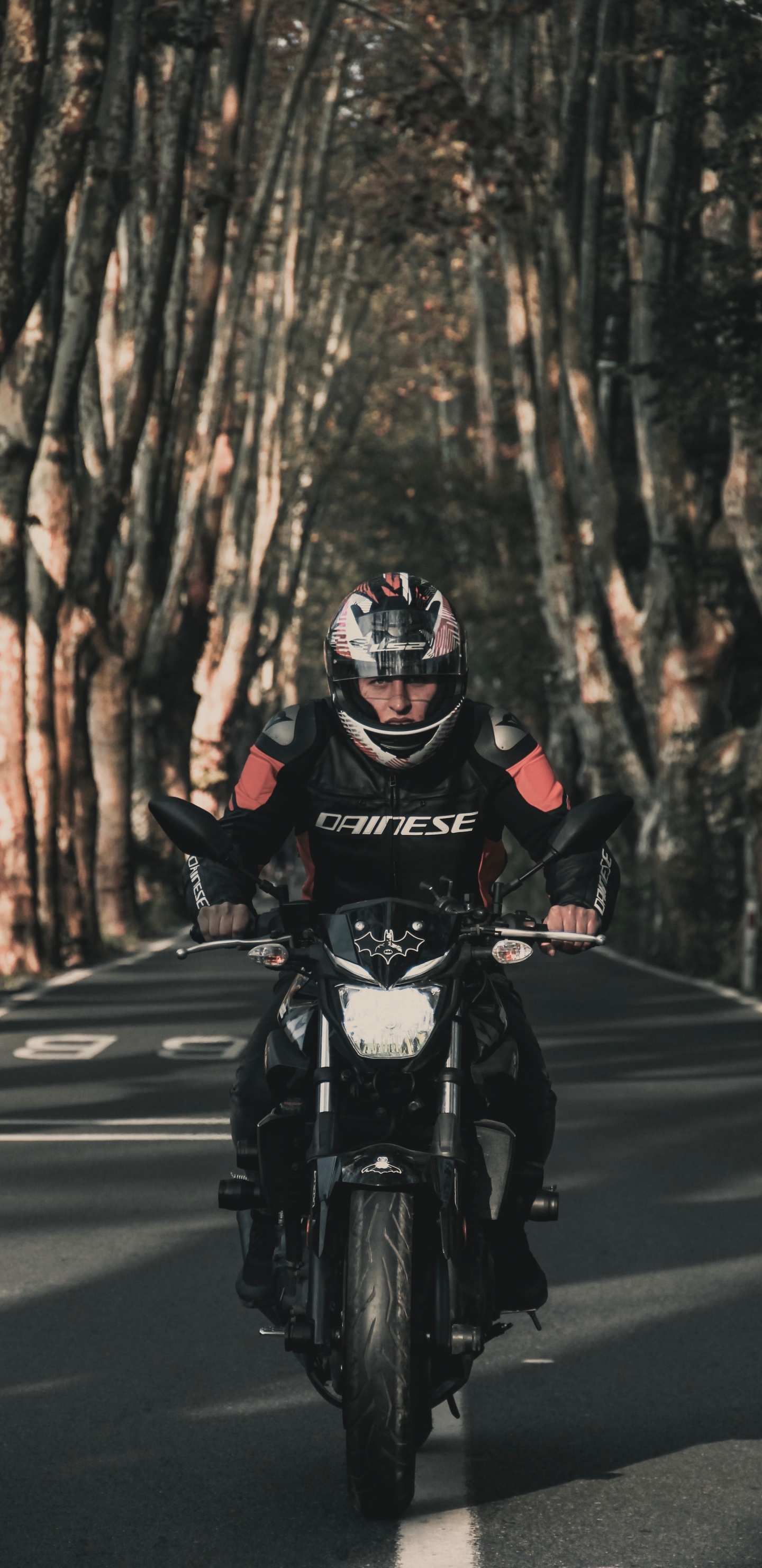 Homme en Costume de Moto Noir et Rouge Équitation Moto Sur Route Pendant la Journée. Wallpaper in 1440x2960 Resolution