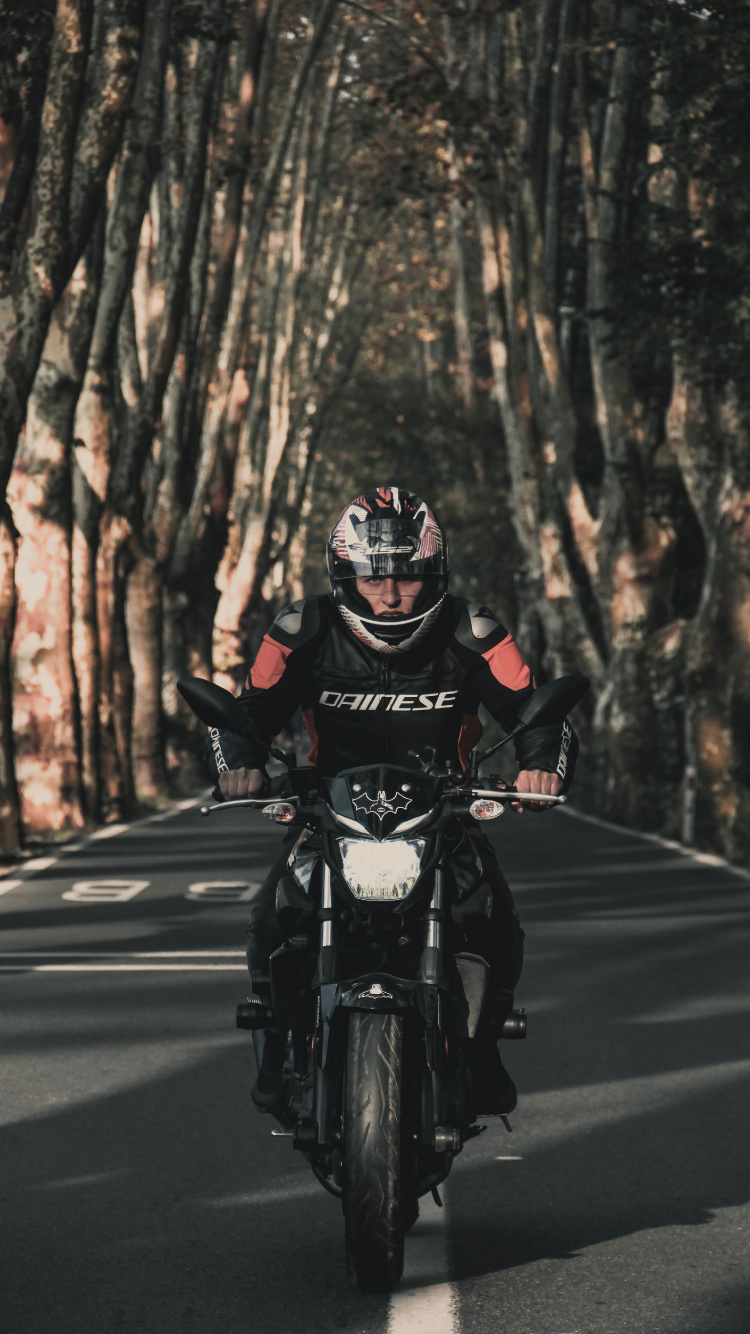 Homme en Costume de Moto Noir et Rouge Équitation Moto Sur Route Pendant la Journée. Wallpaper in 750x1334 Resolution