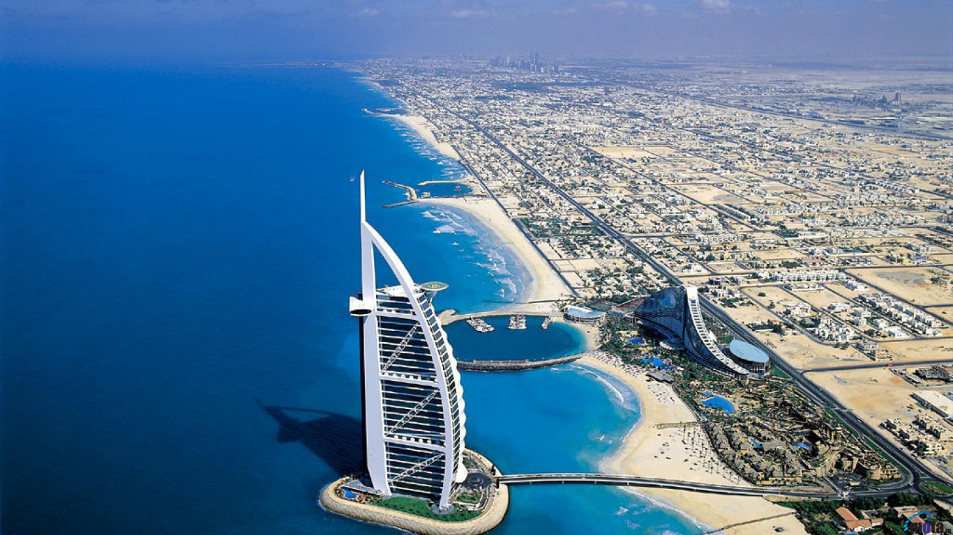 Vista Aérea Del Barco Blanco y Azul en el Mar Durante el Día. Wallpaper in 1366x768 Resolution
