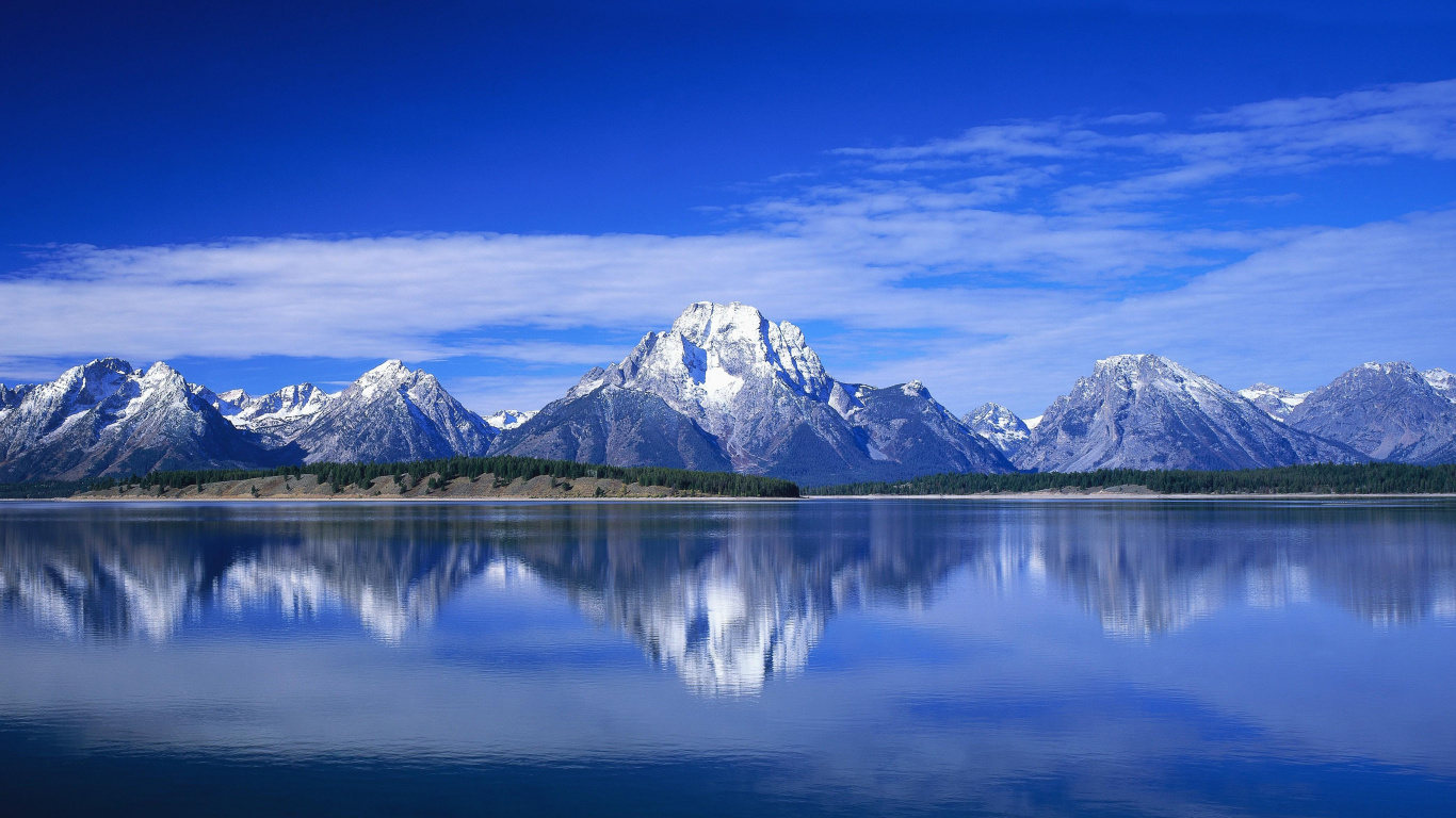 Schneebedeckter Berg in Der Nähe Von Gewässern Tagsüber. Wallpaper in 1366x768 Resolution