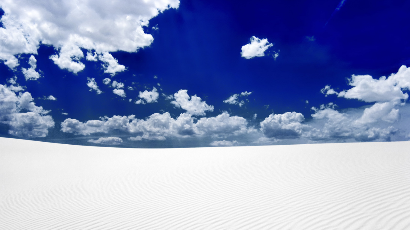 Sable Blanc Sous Ciel Bleu et Nuages Blancs Pendant la Journée. Wallpaper in 1366x768 Resolution