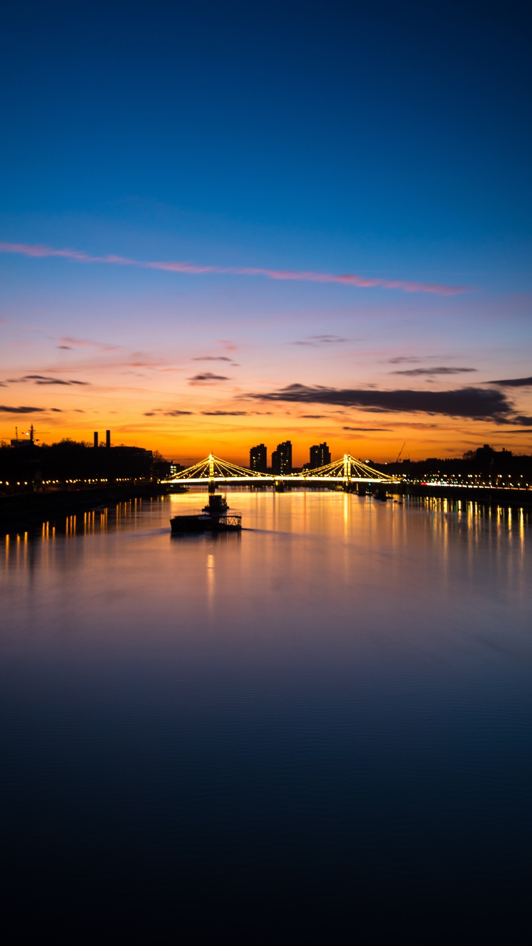 Silhouette Des Bootes Auf Dem Wasser Bei Sonnenuntergang. Wallpaper in 1080x1920 Resolution