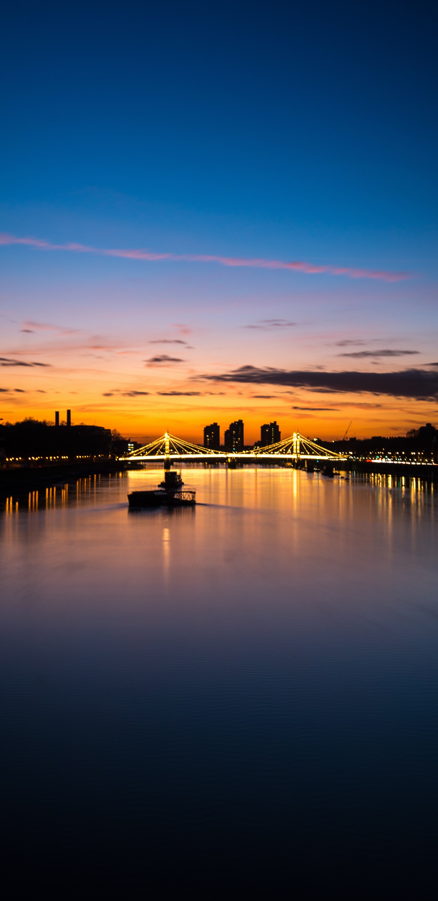 Silhouette de Bateau Sur L'eau Pendant le Coucher du Soleil. Wallpaper in 1440x2960 Resolution