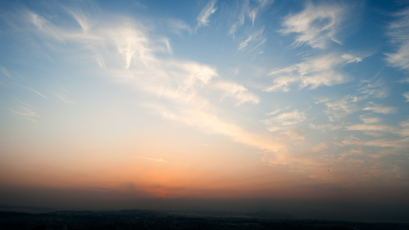 Weiße Wolken Und Blauer Himmel Tagsüber. Wallpaper in 1366x768 Resolution