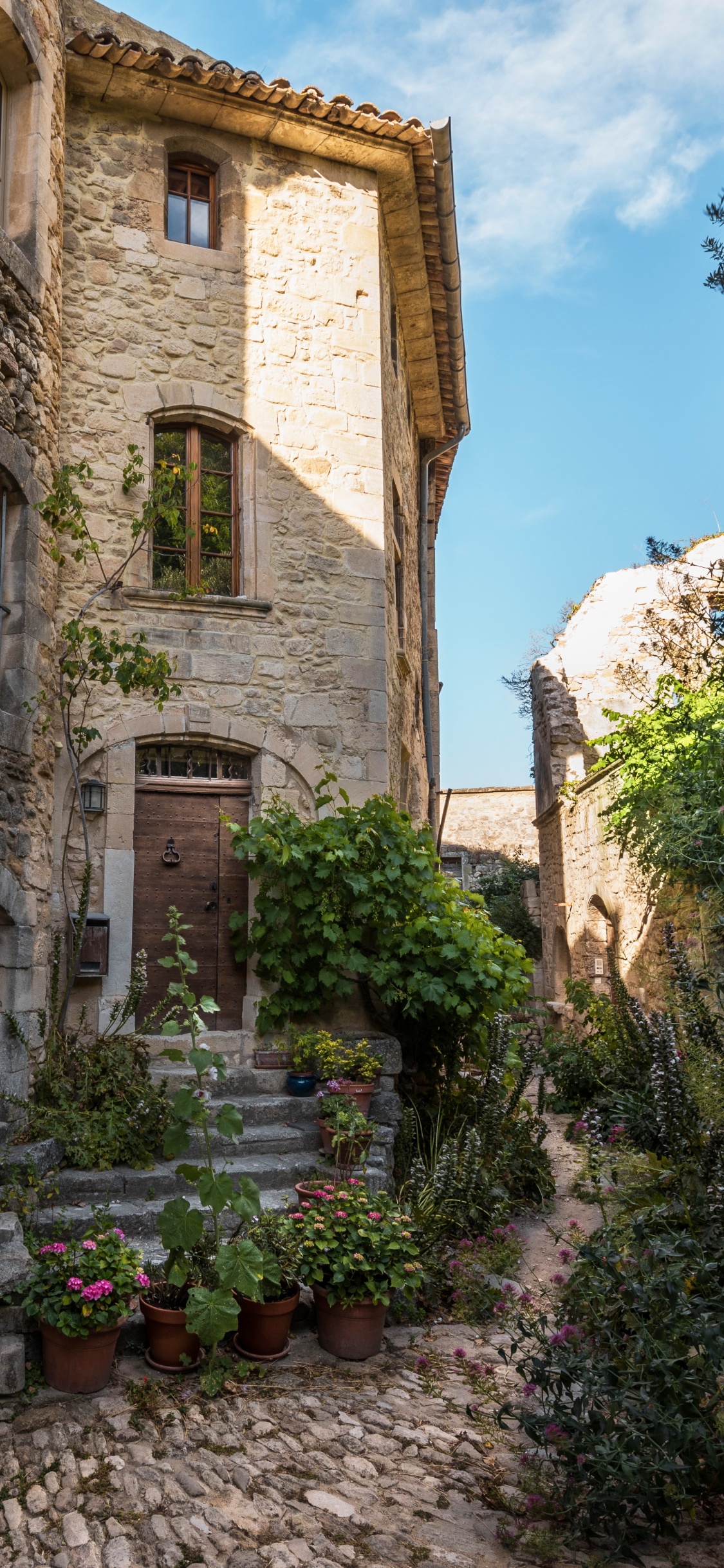 Bâtiment en Briques Brunes Près Des Arbres Verts Pendant la Journée. Wallpaper in 1125x2436 Resolution