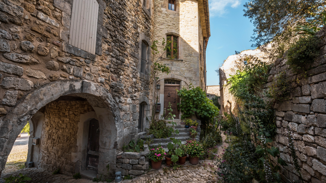 Braunes Backsteingebäude in Der Nähe Von Grünen Bäumen Tagsüber. Wallpaper in 1366x768 Resolution