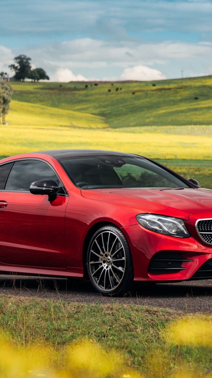 Roter Porsche 911 Auf Grüner Wiese Tagsüber. Wallpaper in 720x1280 Resolution