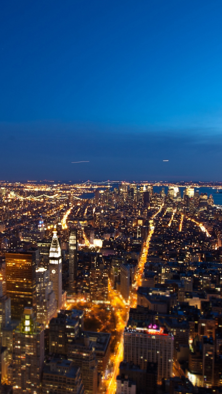 Vue Aérienne Des Bâtiments de la Ville Pendant la Nuit. Wallpaper in 750x1334 Resolution