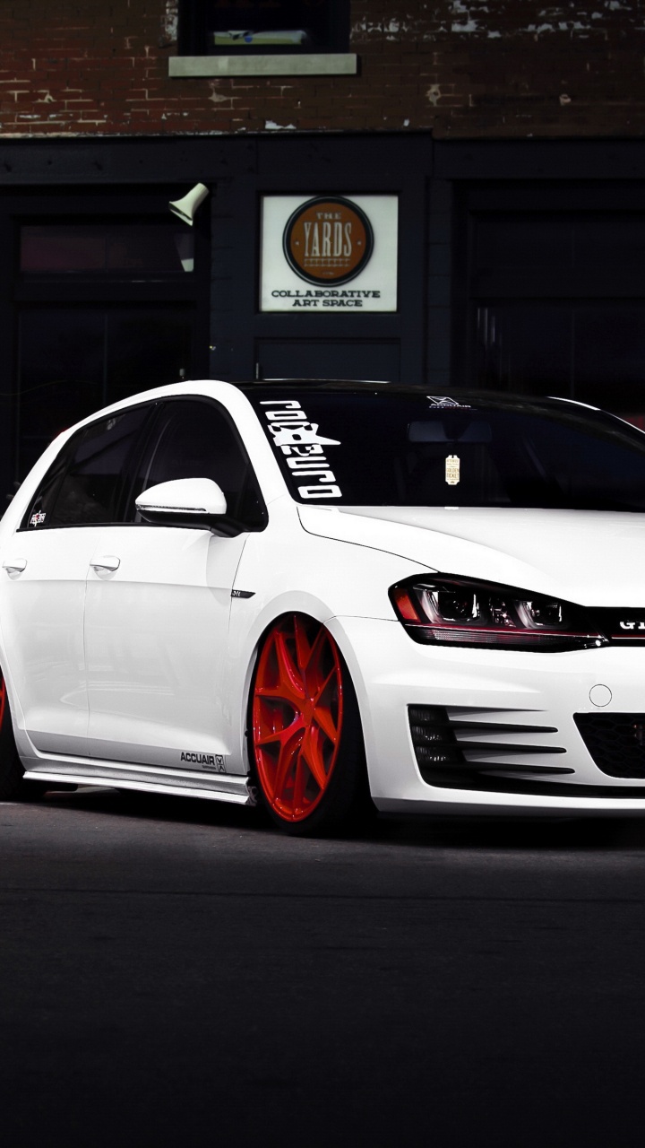 Weißes Bmw m 3 Coupe Parkte Nachts Auf Der Straße. Wallpaper in 720x1280 Resolution