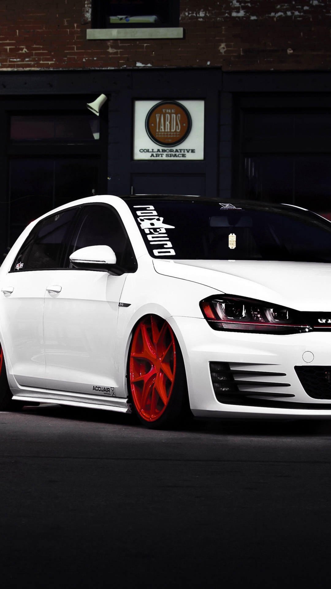 BMW M 3 Coupé Blanco Estacionado en la Calle Durante la Noche. Wallpaper in 1080x1920 Resolution