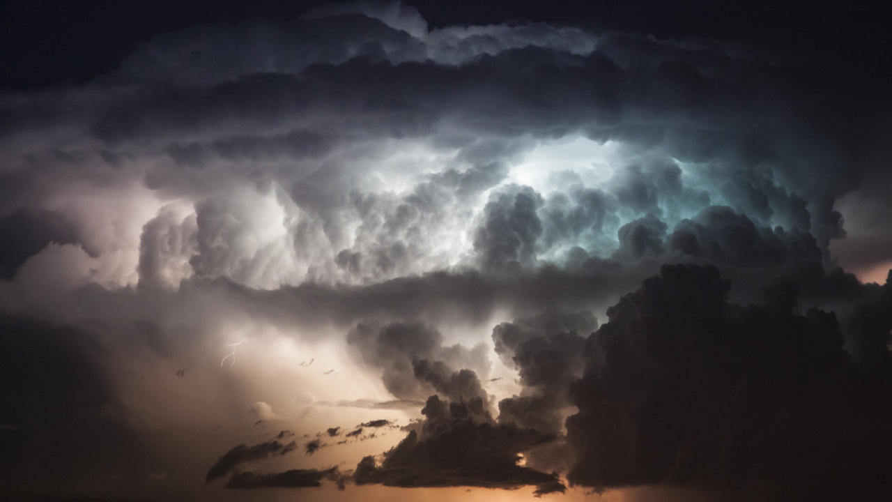 Nuages Blancs Au-dessus de la Montagne Pendant la Journée. Wallpaper in 1280x720 Resolution