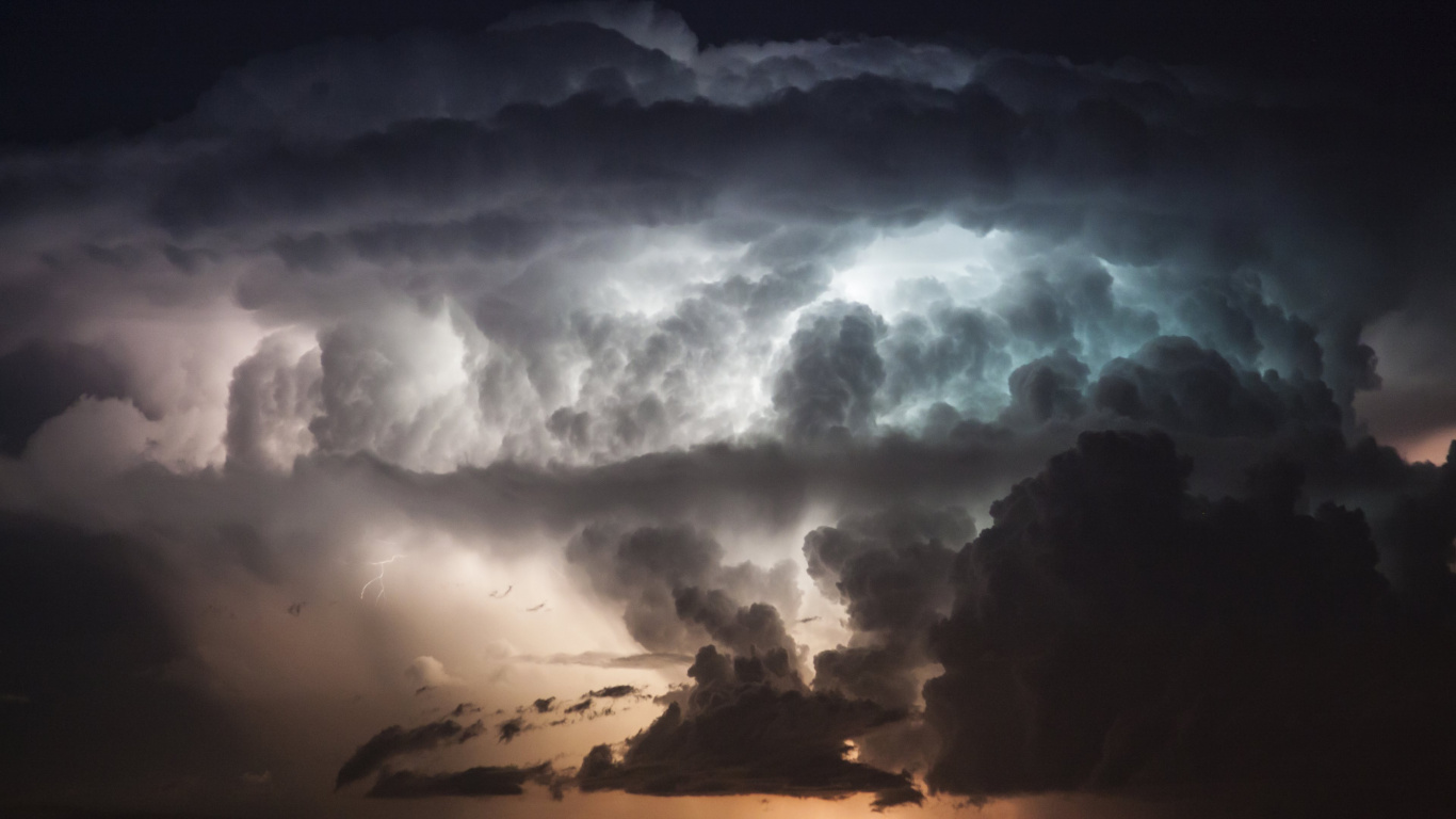 Nuages Blancs Au-dessus de la Montagne Pendant la Journée. Wallpaper in 1366x768 Resolution