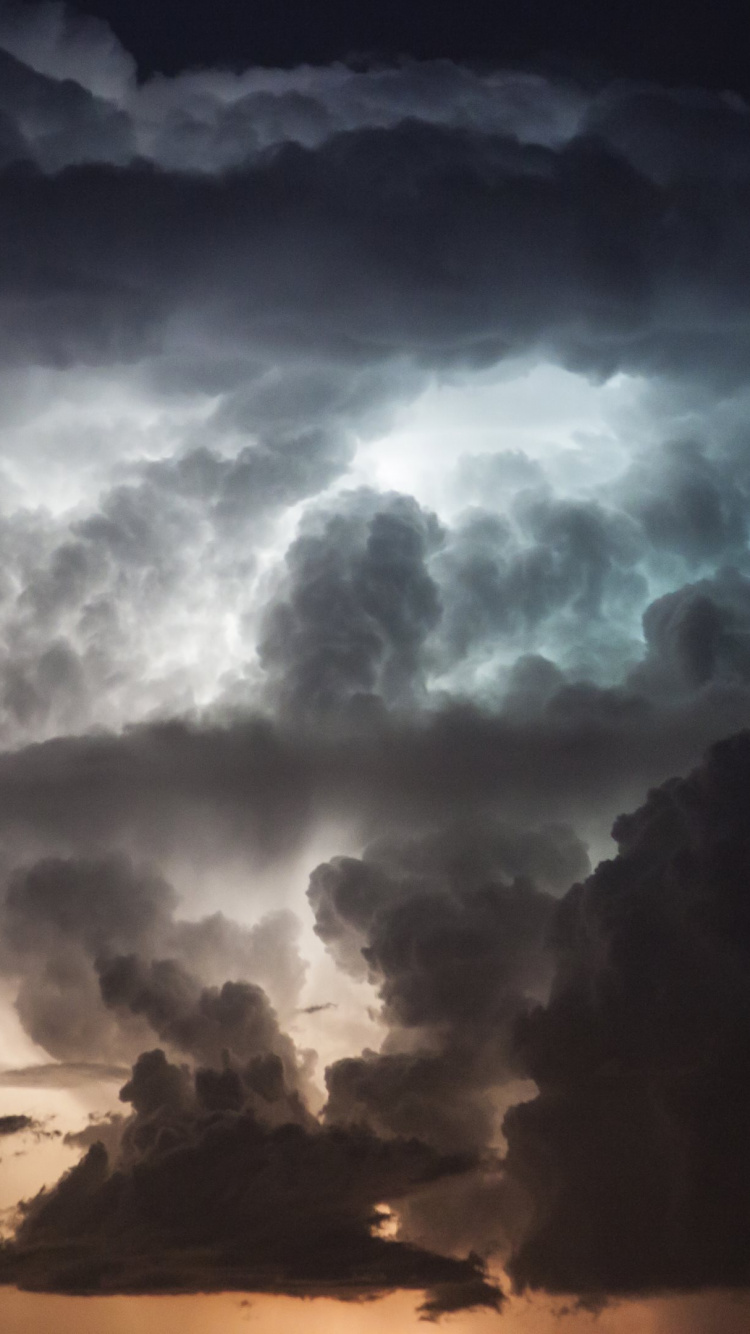 Nuages Blancs Au-dessus de la Montagne Pendant la Journée. Wallpaper in 750x1334 Resolution