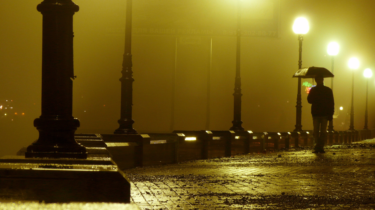 Schwarze Metallpfostenlampe Auf Grauem Betonboden Bei Sonnenuntergang. Wallpaper in 1280x720 Resolution