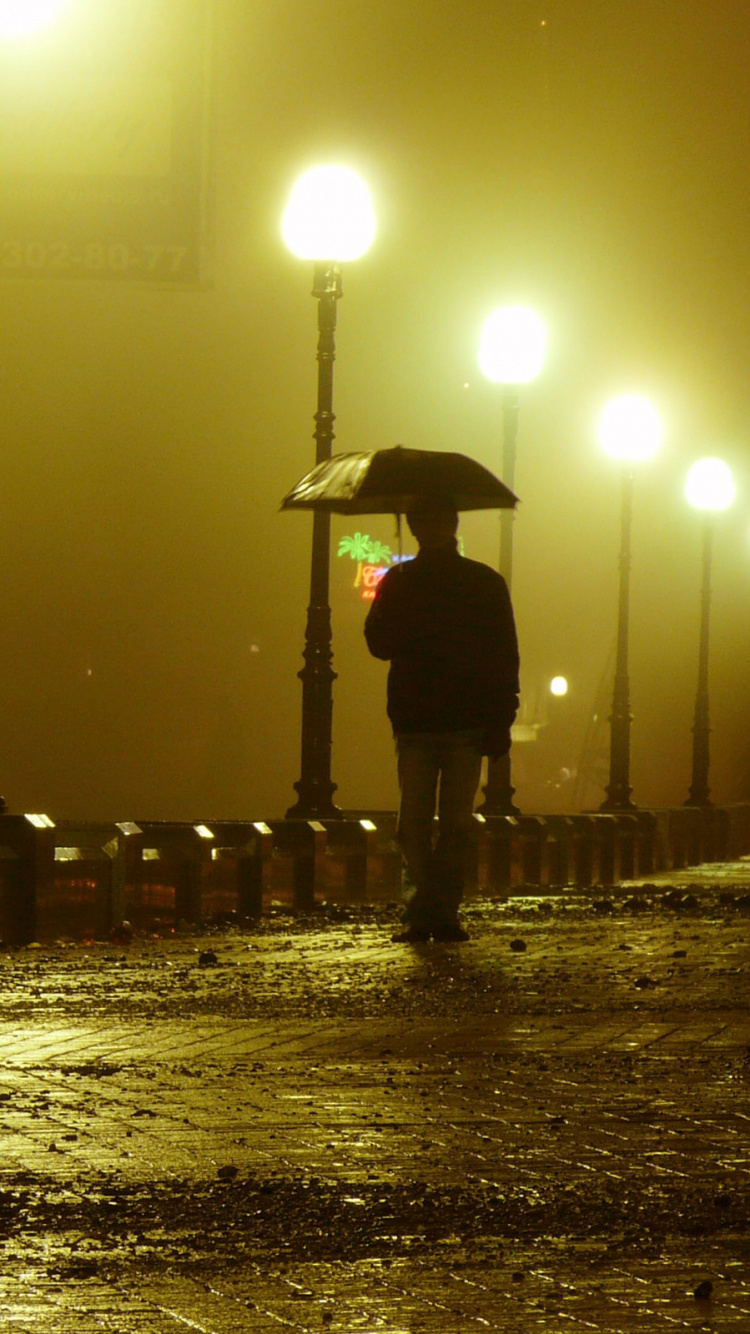 Schwarze Metallpfostenlampe Auf Grauem Betonboden Bei Sonnenuntergang. Wallpaper in 750x1334 Resolution