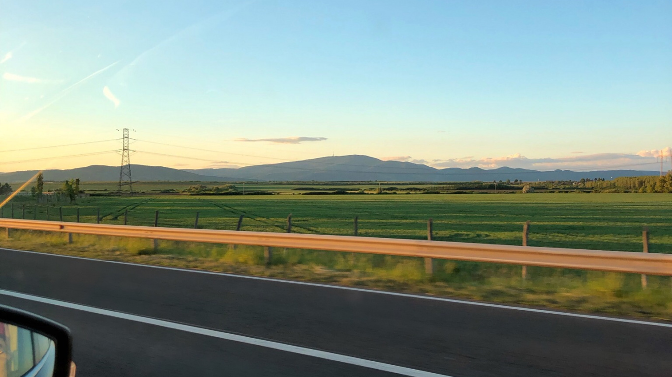 Carretera, la Superficie de la Carretera, Infraestructura, Asfalto, Llanura. Wallpaper in 1366x768 Resolution