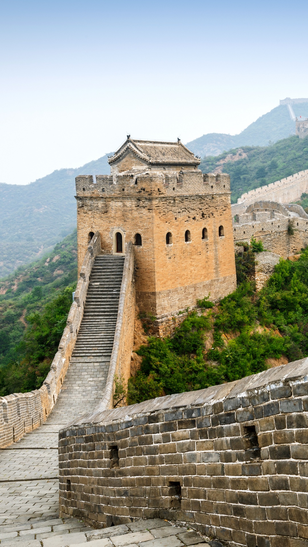 Bâtiment en Béton Brun au Sommet de la Montagne Pendant la Journée. Wallpaper in 1080x1920 Resolution