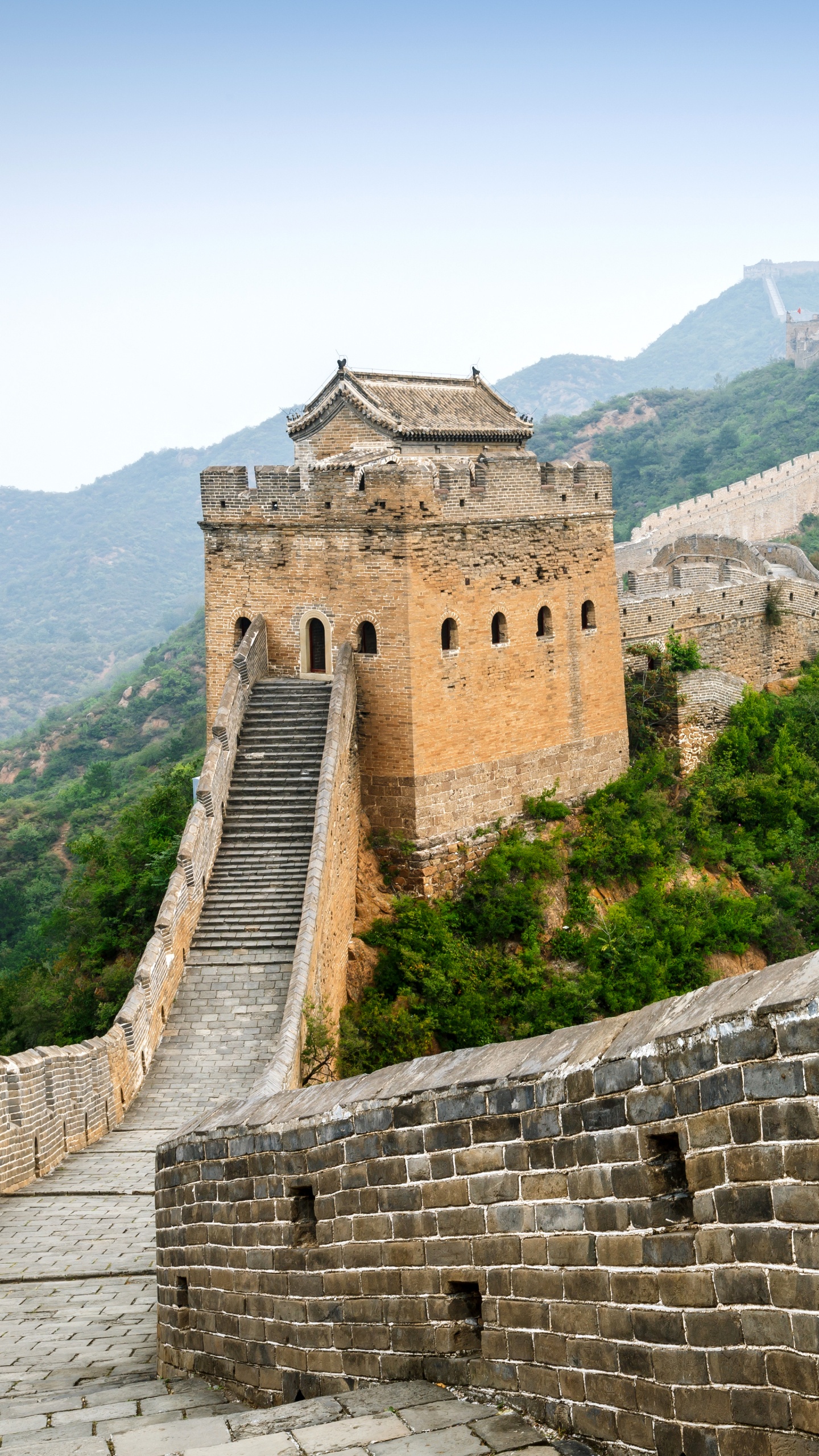 Edificio de Hormigón Marrón en la Cima de la Montaña Durante el Día. Wallpaper in 1440x2560 Resolution